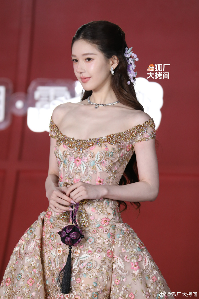 Sự kiện drama nhất h&ocirc;m nay: Triệu Lộ Tư đ&egrave; bẹp Dương Mịch - Bạch Lộc, 1 mỹ nh&acirc;n nổi trận l&ocirc;i đ&igrave;nh "quậy" BTC ở hậu trường- Ảnh 6.