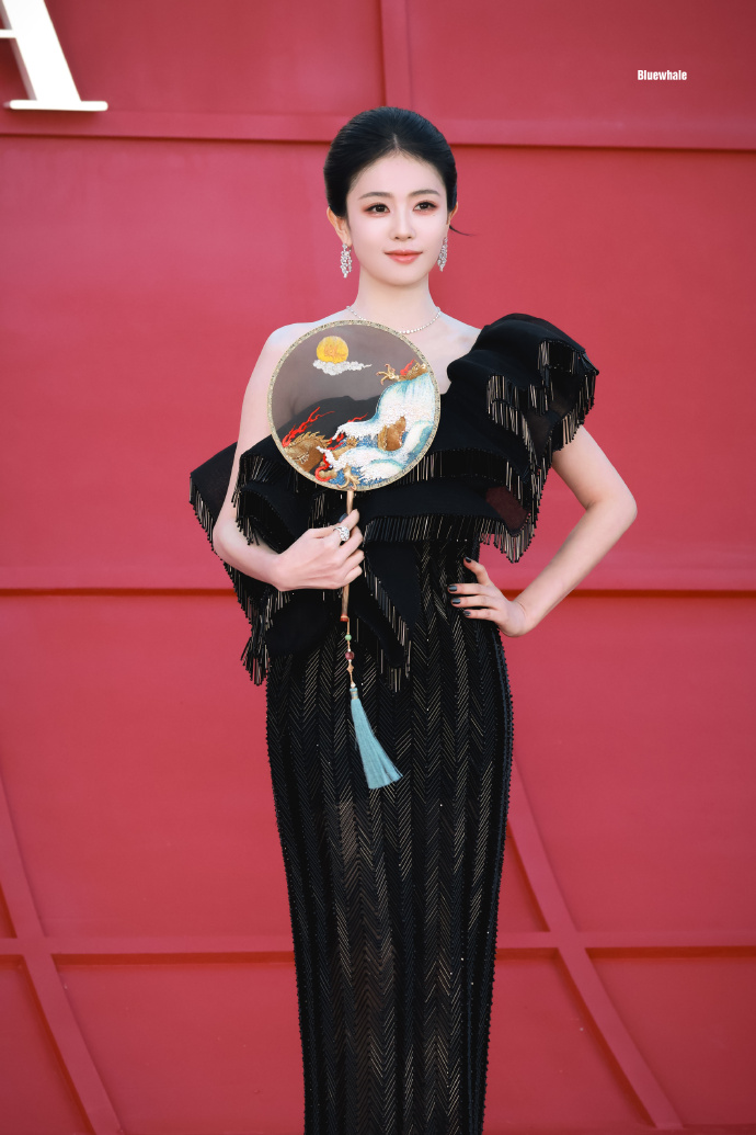 Sự kiện drama nhất h&ocirc;m nay: Triệu Lộ Tư đ&egrave; bẹp Dương Mịch - Bạch Lộc, 1 mỹ nh&acirc;n nổi trận l&ocirc;i đ&igrave;nh "quậy" BTC ở hậu trường- Ảnh 1.