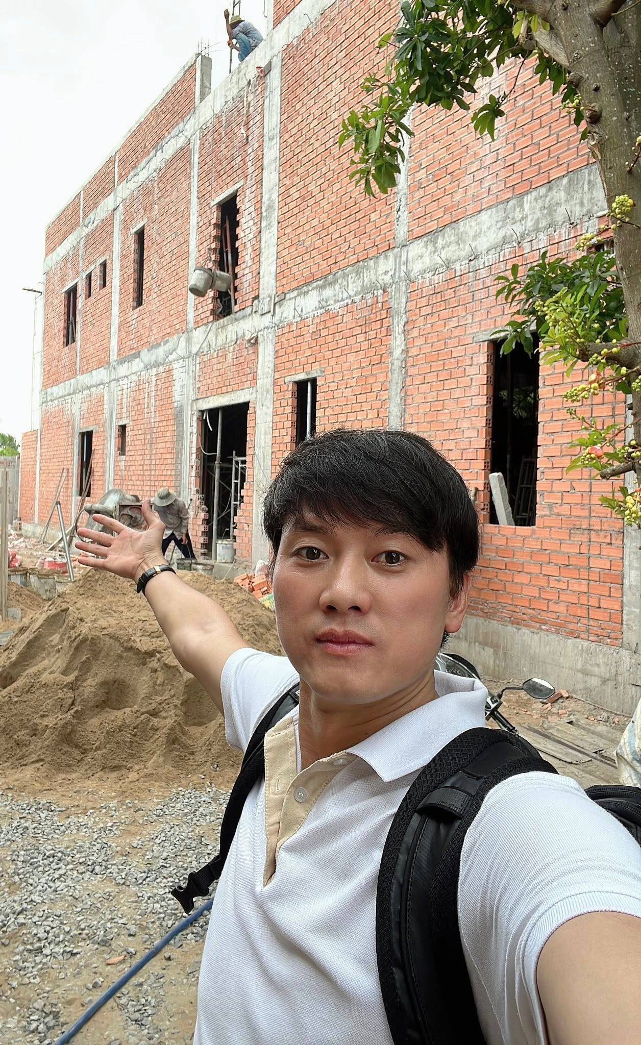 Nam nghệ sĩ qu&ecirc; Long An x&acirc;y nh&agrave; cho anh trai sau khi tặng nh&agrave; 10 ph&ograve;ng ngủ cho cha mẹ- Ảnh 4.