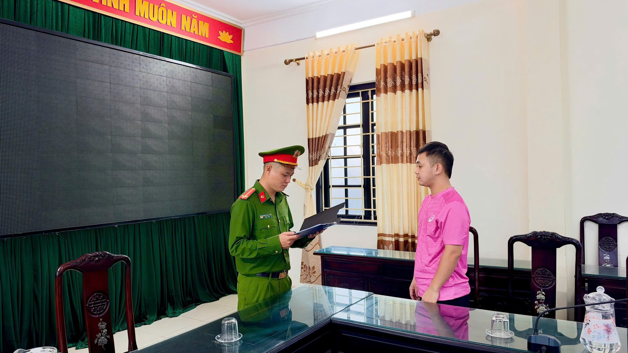 C&ocirc;ng an kiểm tra cửa h&agrave;ng thời trang, khởi tố &ocirc;ng chủ L&ecirc; Tuấn Đức SN 1999 - Ảnh 2.