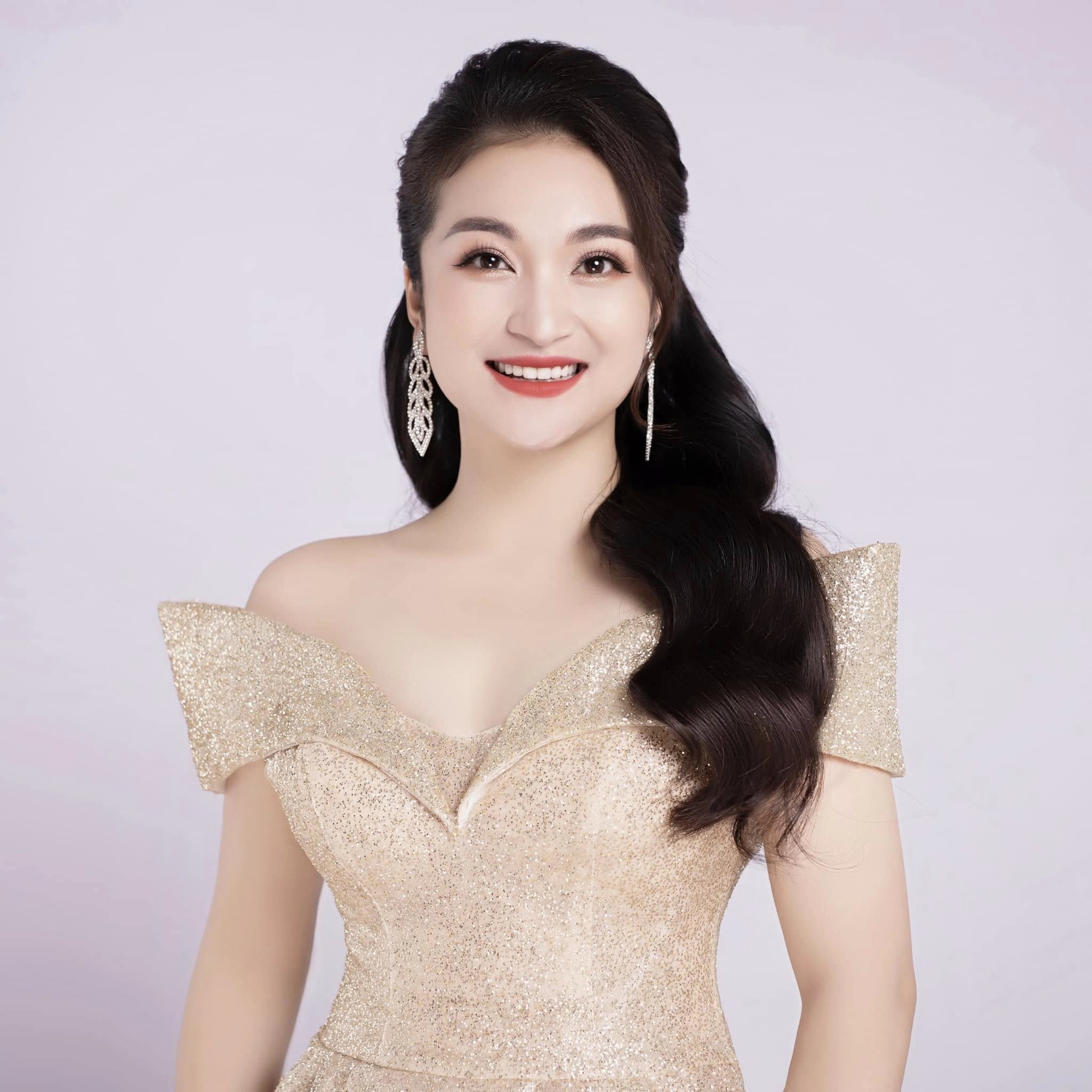 Ca sĩ Việt vừa được thăng chức Thiếu t&aacute;: Thạc sĩ thanh nhạc tại Trung Quốc, 4 lần vang danh quốc tế- Ảnh 2.