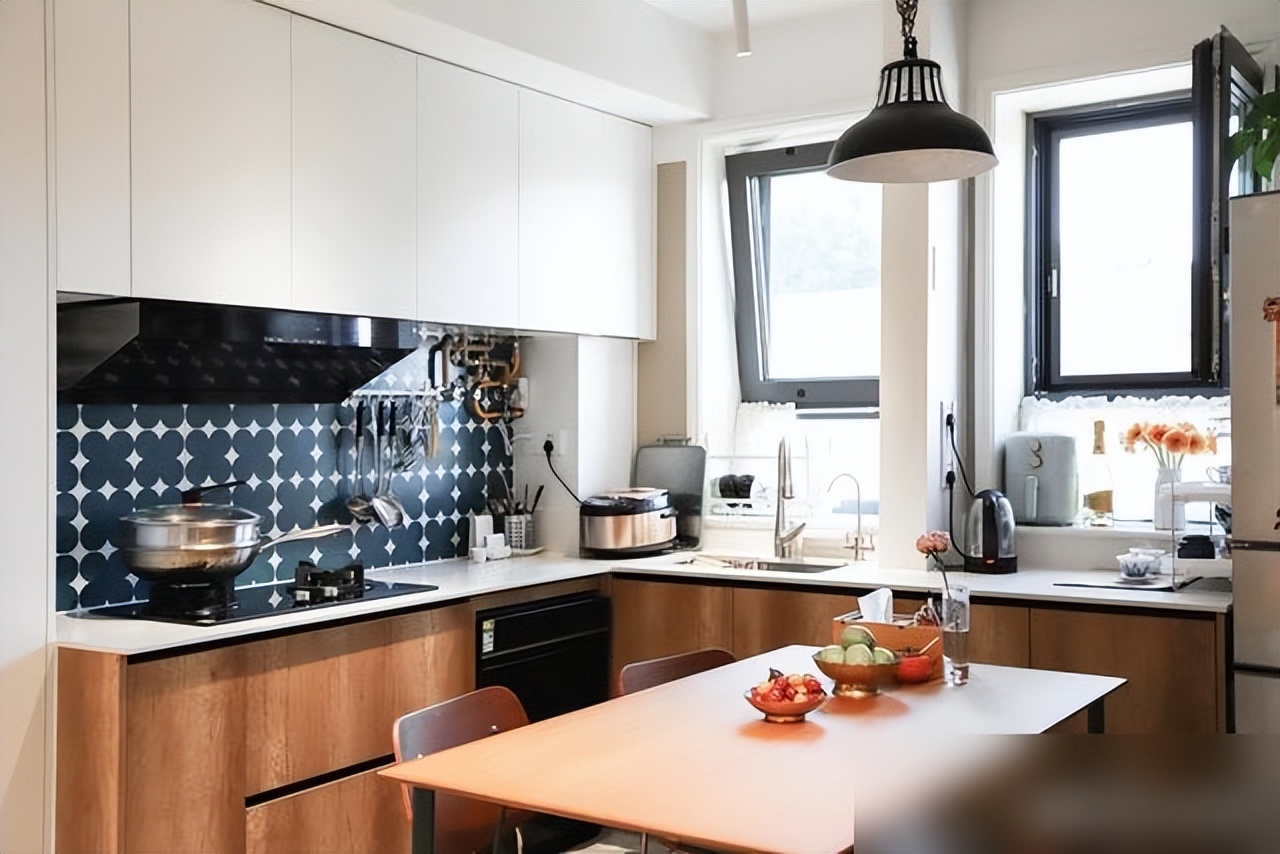 Căn hộ cũ chỉ 49m&sup2; nhưng bước v&agrave;o ai cũng bất ngờ: Kh&ocirc;ng thừa nổi 10cm m&agrave; vẫn đủ ph&ograve;ng cho cả gia đ&igrave;nh - Ảnh 3.