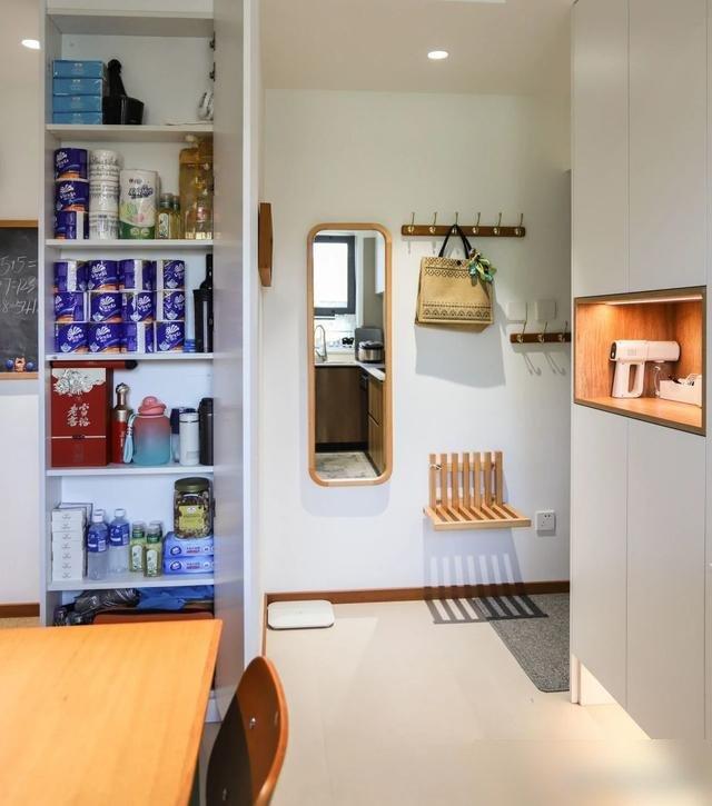 Căn hộ cũ chỉ 49m&sup2; nhưng bước v&agrave;o ai cũng bất ngờ: Kh&ocirc;ng thừa nổi 10cm m&agrave; vẫn đủ ph&ograve;ng cho cả gia đ&igrave;nh - Ảnh 2.