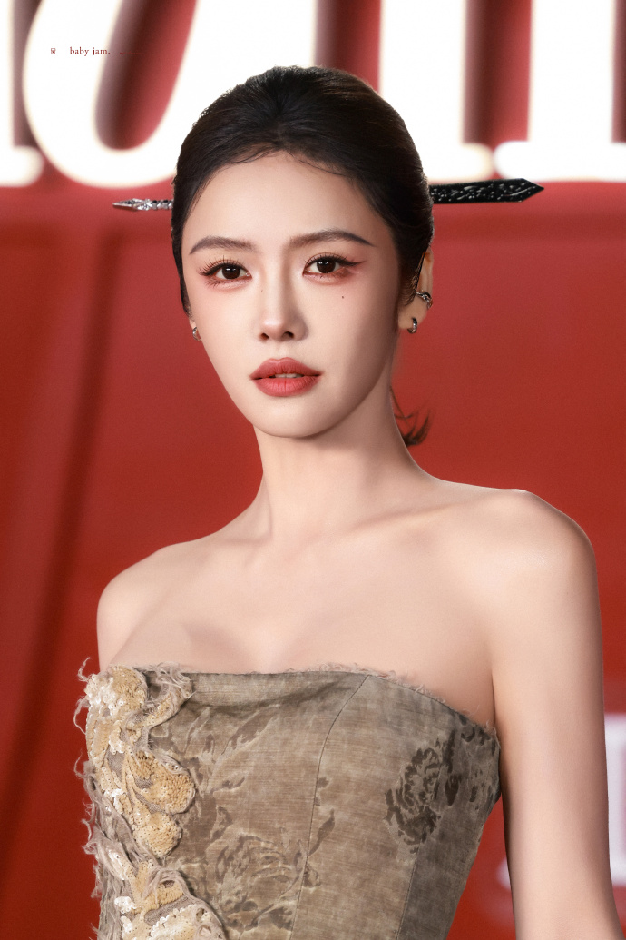 Sự kiện drama nhất h&ocirc;m nay: Triệu Lộ Tư đ&egrave; bẹp Dương Mịch - Bạch Lộc, 1 mỹ nh&acirc;n nổi trận l&ocirc;i đ&igrave;nh "quậy" BTC ở hậu trường- Ảnh 10.