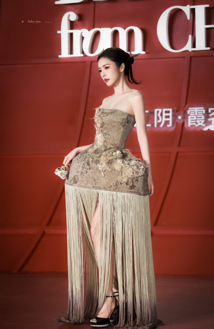 Sự kiện drama nhất h&ocirc;m nay: Triệu Lộ Tư đ&egrave; bẹp Dương Mịch - Bạch Lộc, 1 mỹ nh&acirc;n nổi trận l&ocirc;i đ&igrave;nh "quậy" BTC ở hậu trường- Ảnh 11.
