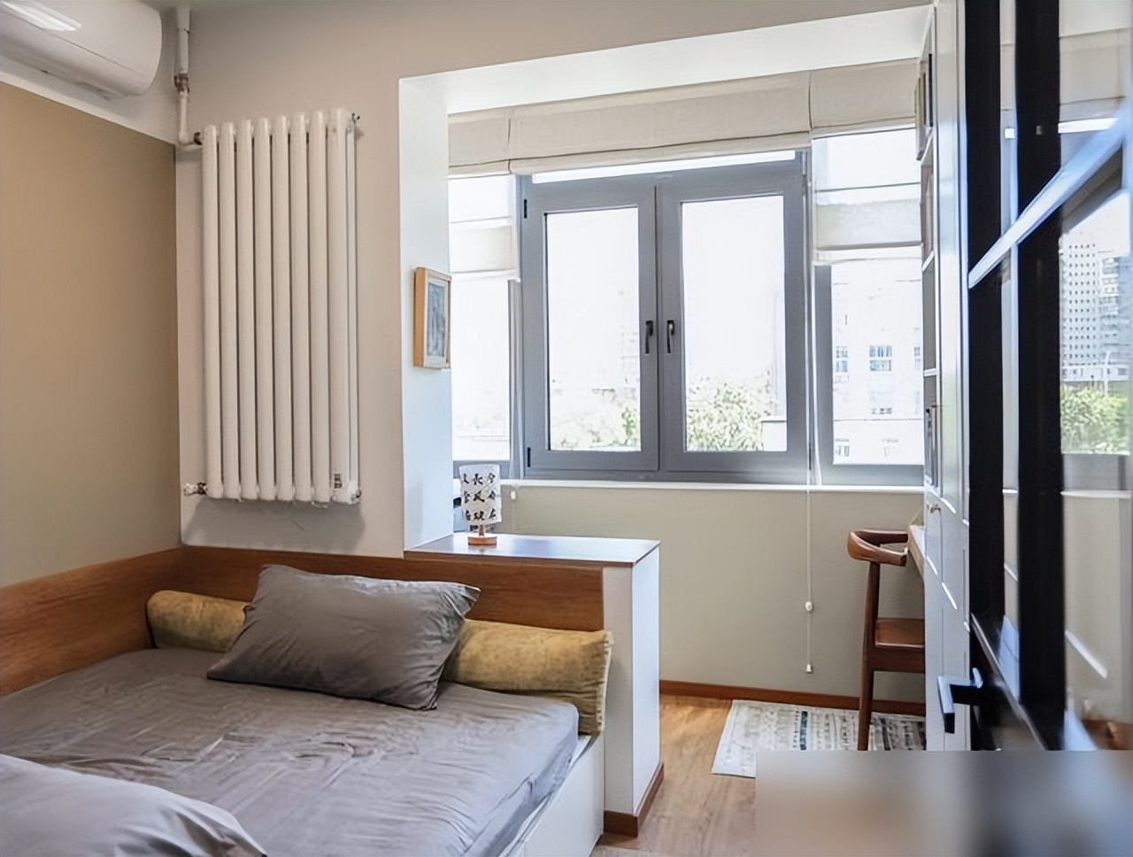 Căn hộ cũ chỉ 49m&sup2; nhưng bước v&agrave;o ai cũng bất ngờ: Kh&ocirc;ng thừa nổi 10cm m&agrave; vẫn đủ ph&ograve;ng cho cả gia đ&igrave;nh - Ảnh 5.