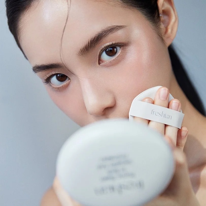 Anti-Blush: kiểu đ&aacute;nh m&aacute; hồng nhẹ như kh&ocirc;ng nhưng gi&uacute;p gương mặt tr&ocirc;ng thanh tho&aacute;t- Ảnh 2.