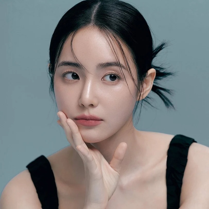 Anti-Blush: kiểu đ&aacute;nh m&aacute; hồng nhẹ như kh&ocirc;ng nhưng gi&uacute;p gương mặt tr&ocirc;ng thanh tho&aacute;t- Ảnh 3.