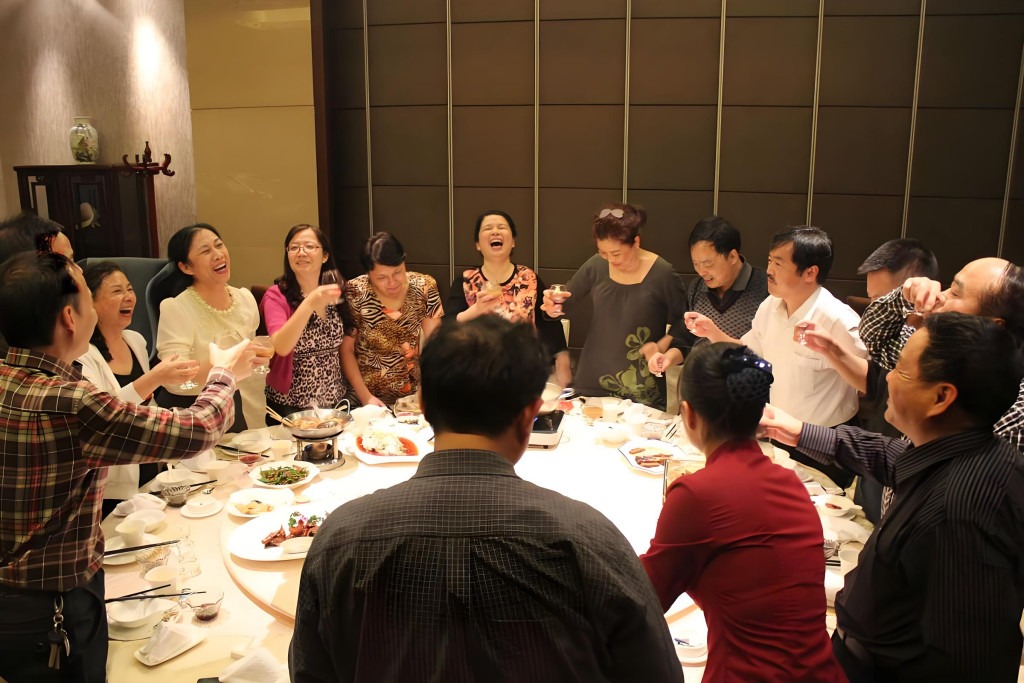 V&igrave; sao ng&agrave;y c&agrave;ng nhiều người đi họp lớp kh&ocirc;ng muốn n&oacute;i về tiền lương?- Ảnh 2.