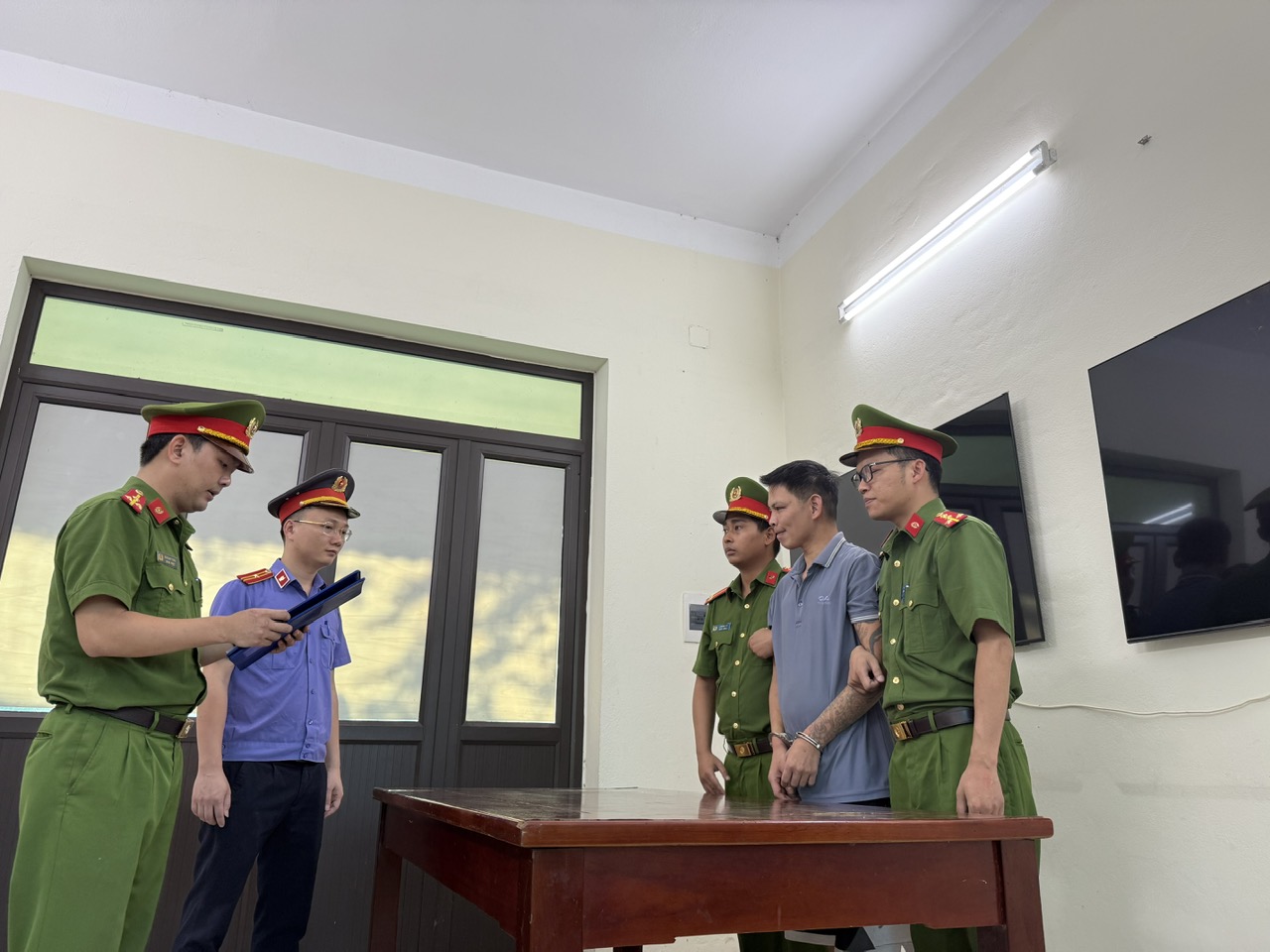 Khởi tố B&ugrave;i Văn Tuấn SN 1991 v&igrave; h&agrave;nh hạ hai con g&aacute;i ruột trong thời gian d&agrave;i- Ảnh 3.