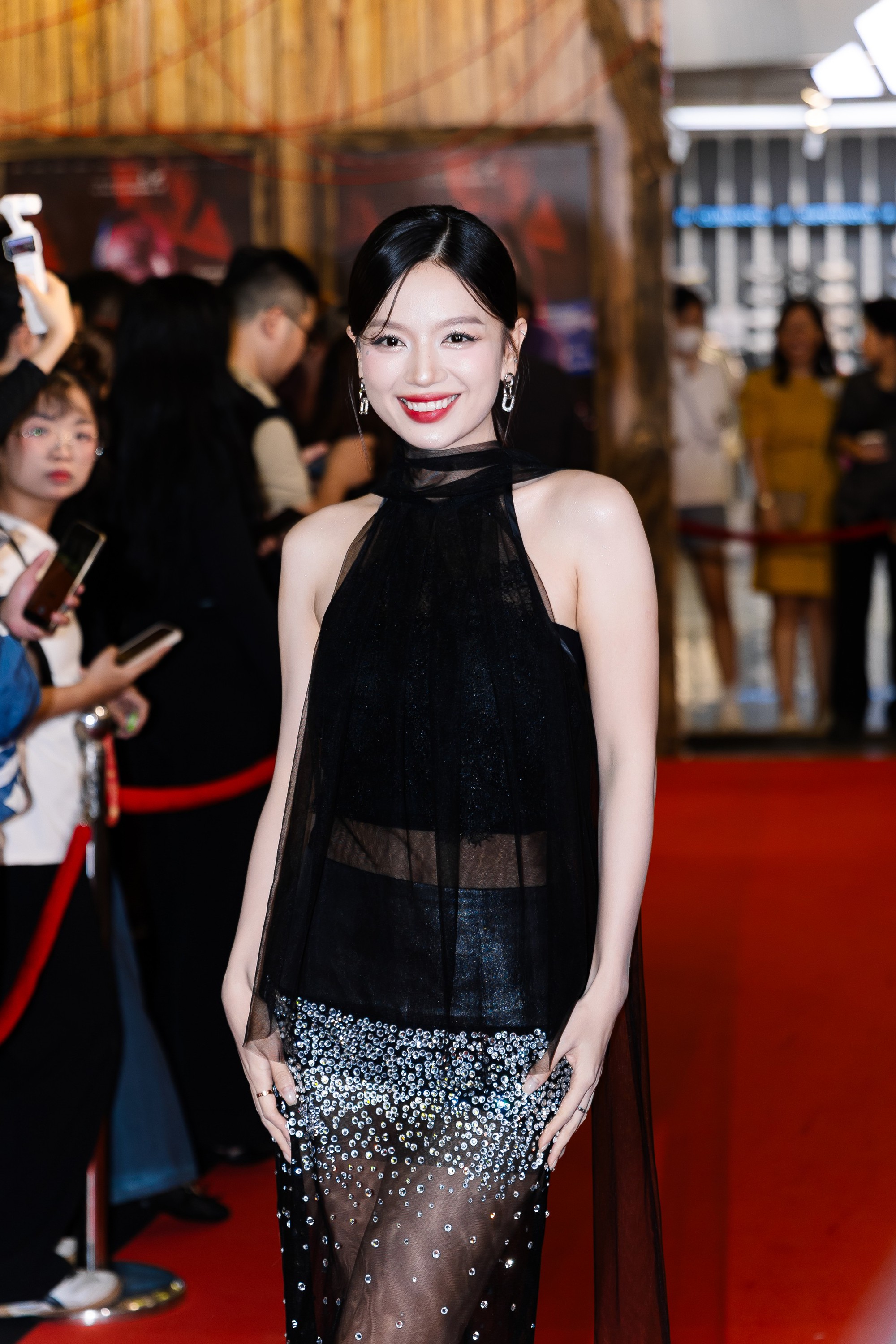 Thảm đỏ HOT nhất h&ocirc;m nay: Kỳ Duy&ecirc;n - Thi&ecirc;n &Acirc;n ph&aacute;t đường ngọt lịm, Hạ Anh - Thanh Thủy đẹp l&oacute;a cả mắt- Ảnh 1.
