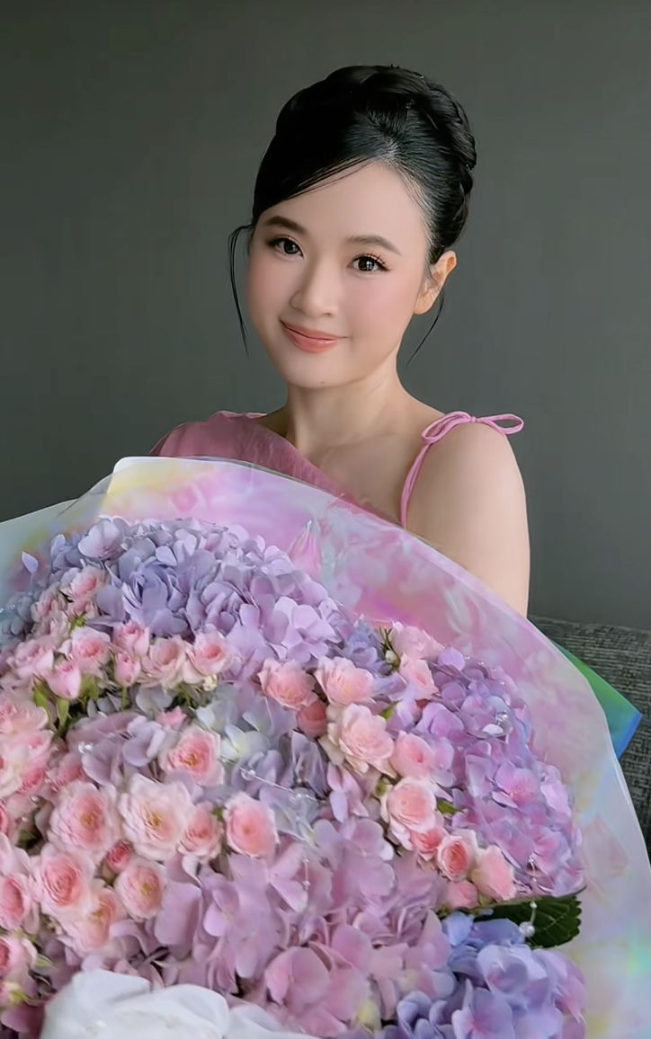 C&ocirc; trợ l&yacute; được Ph&oacute; Chủ tịch DUYTAN Group Minh Đạt gửi hoa đến tận nh&agrave; - Ảnh 1.