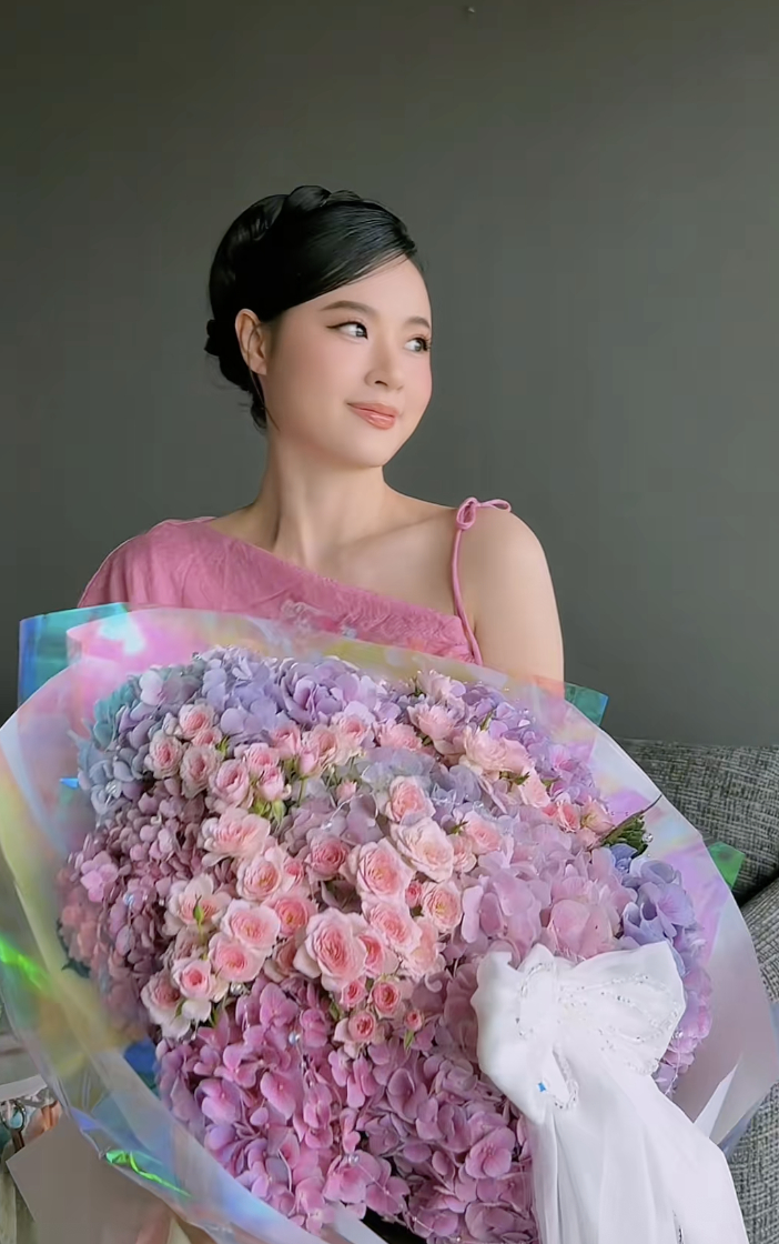 C&ocirc; trợ l&yacute; được Ph&oacute; Chủ tịch DUYTAN Group Minh Đạt gửi hoa đến tận nh&agrave; - Ảnh 2.