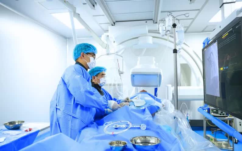 Tho&aacute;t cửa tử sau 3 lần ngừng tim trong nửa giờ đồng hồ - Ảnh 1.
