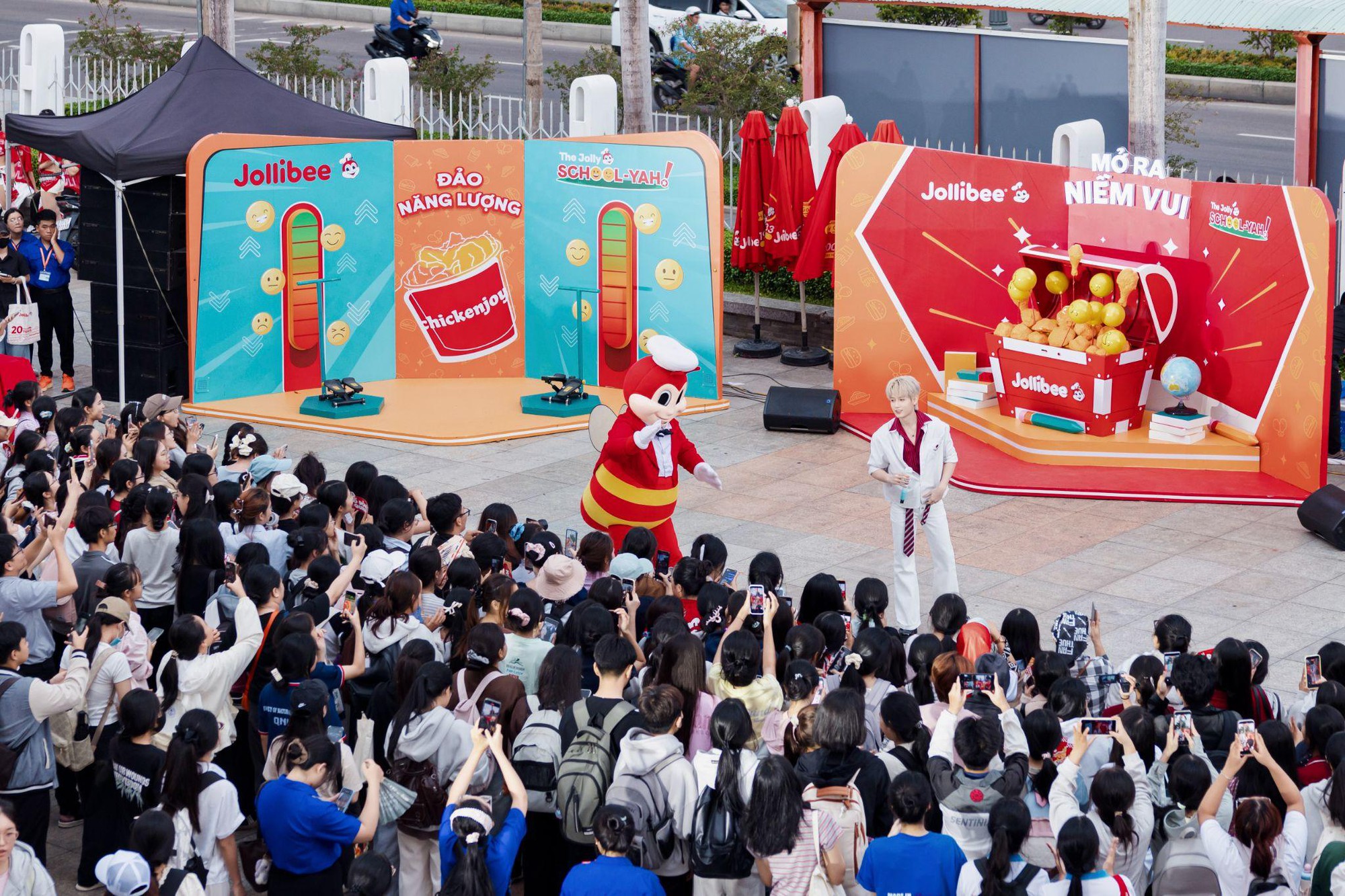 H&agrave; An Huy, nh&oacute;m UPRIZE v&agrave; d&agrave;n idol đổ bộ The Jolly School - Yah! của Jollibee - Ảnh 2.
