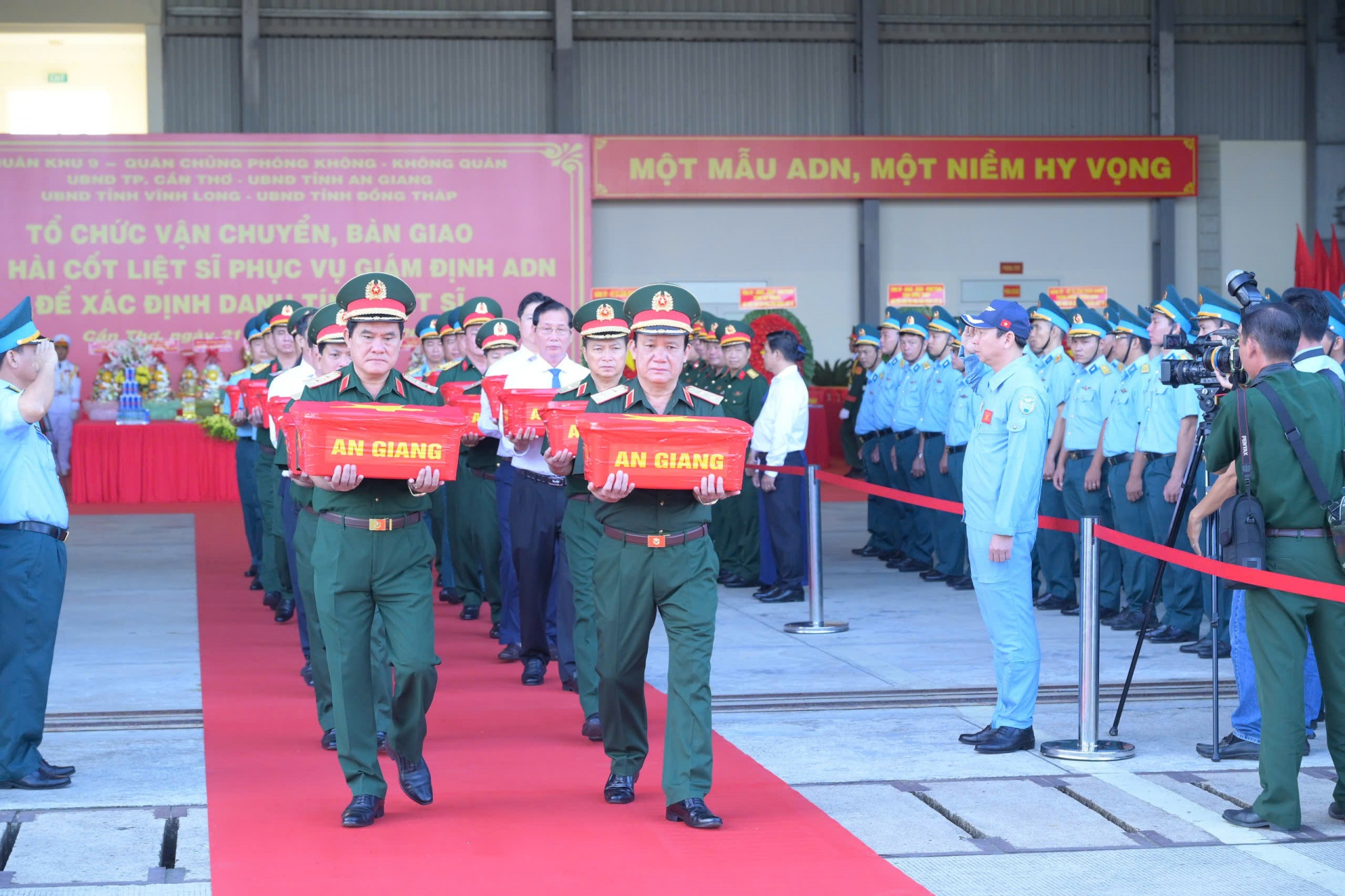 Đ&uacute;ng s&aacute;ng nay - 21/10, s&acirc;n bay Gia L&acirc;m ghi nhận một m&aacute;y bay vận tải qu&acirc;n sự của Việt Nam thực hiện sứ mệnh thi&ecirc;ng li&ecirc;ng hạ c&aacute;nh- Ảnh 2.