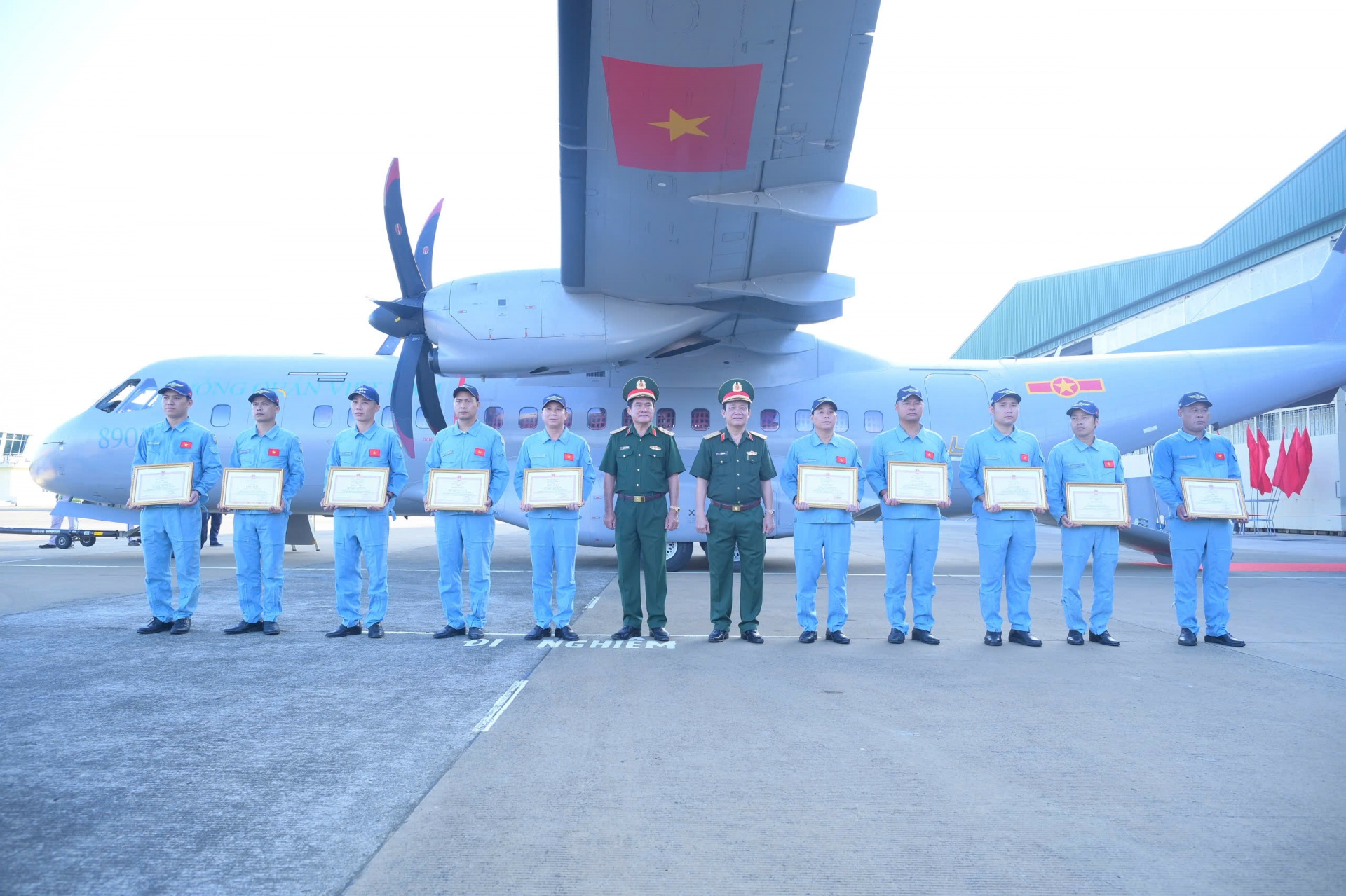 Đ&uacute;ng s&aacute;ng nay - 21/10, s&acirc;n bay Gia L&acirc;m ghi nhận một m&aacute;y bay vận tải qu&acirc;n sự của Việt Nam thực hiện sứ mệnh thi&ecirc;ng li&ecirc;ng hạ c&aacute;nh- Ảnh 5.