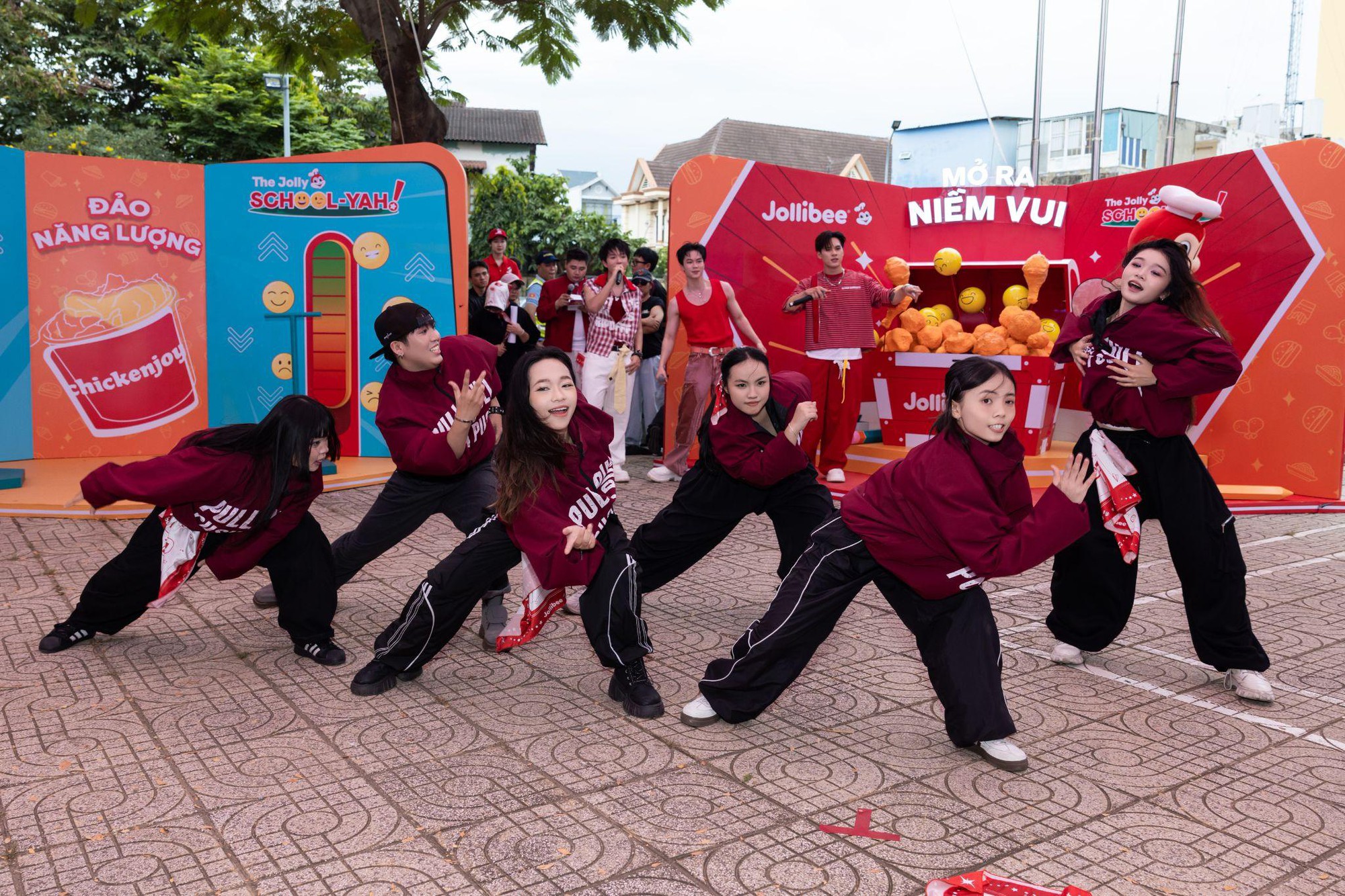 H&agrave; An Huy, nh&oacute;m UPRIZE v&agrave; d&agrave;n idol đổ bộ The Jolly School - Yah! của Jollibee - Ảnh 4.
