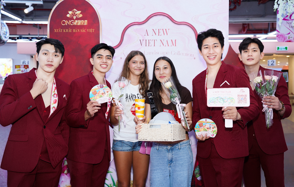 Dàn “Soái ca” nổi bật tặng hoa hồng cho các chị em tại Winmart- Ảnh 4.