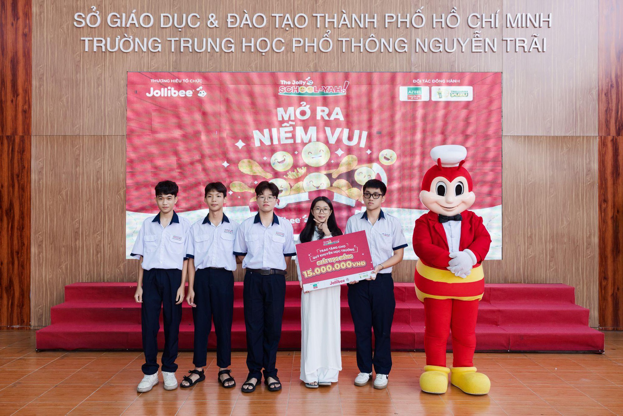 H&agrave; An Huy, nh&oacute;m UPRIZE v&agrave; d&agrave;n idol đổ bộ The Jolly School - Yah! của Jollibee - Ảnh 5.