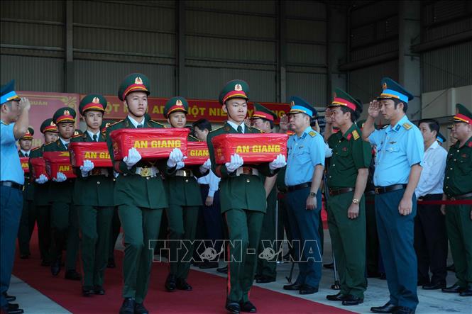 B&agrave;n giao 8.453 mẫu h&agrave;i cốt liệt sĩ phục vụ gi&aacute;m định ADN- Ảnh 1.