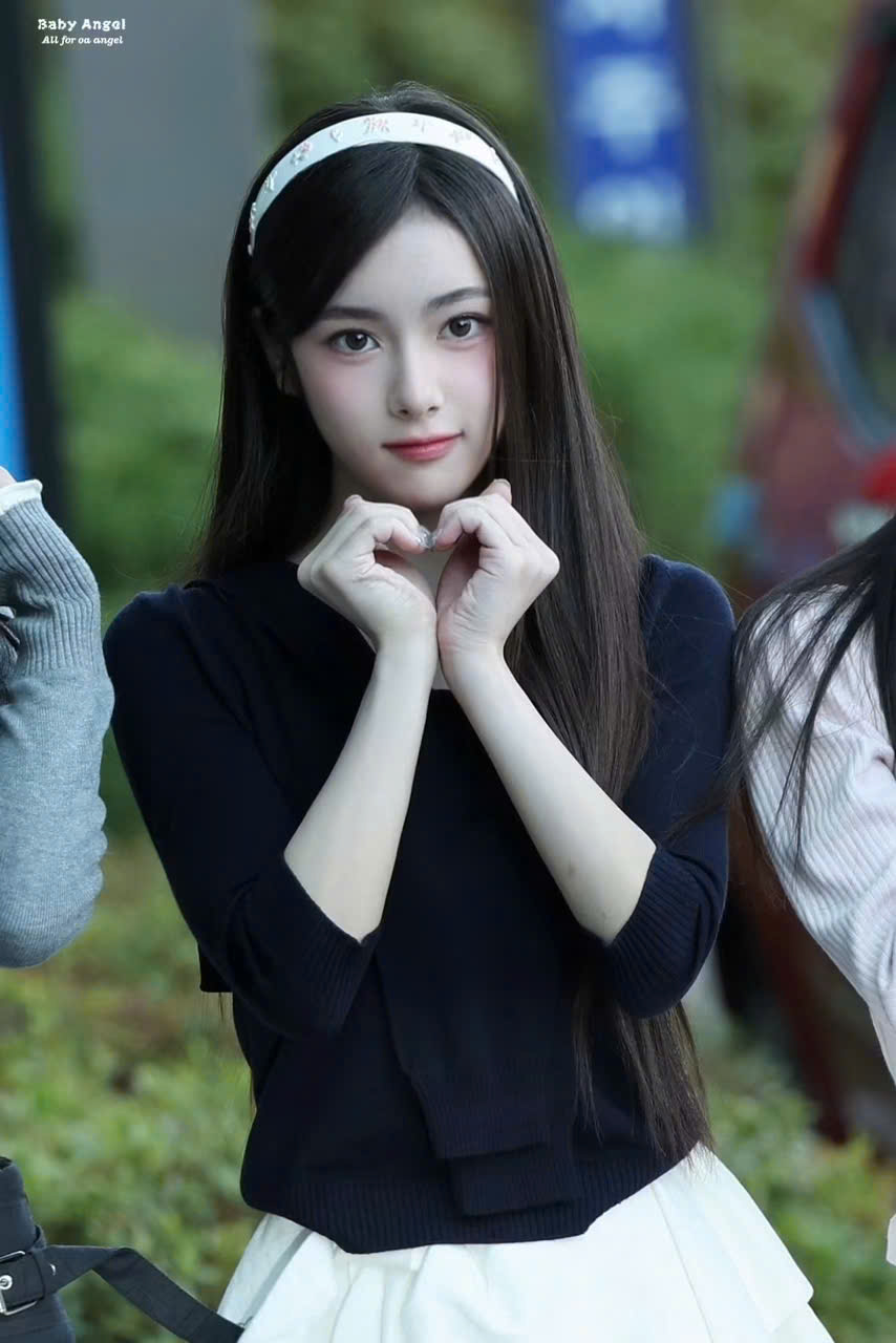 Mới 13 tuổi, nữ ca sĩ lai hai d&ograve;ng m&aacute;u đ&atilde; th&agrave;nh "c&uacute; sốc visual mới"   - Ảnh 4.