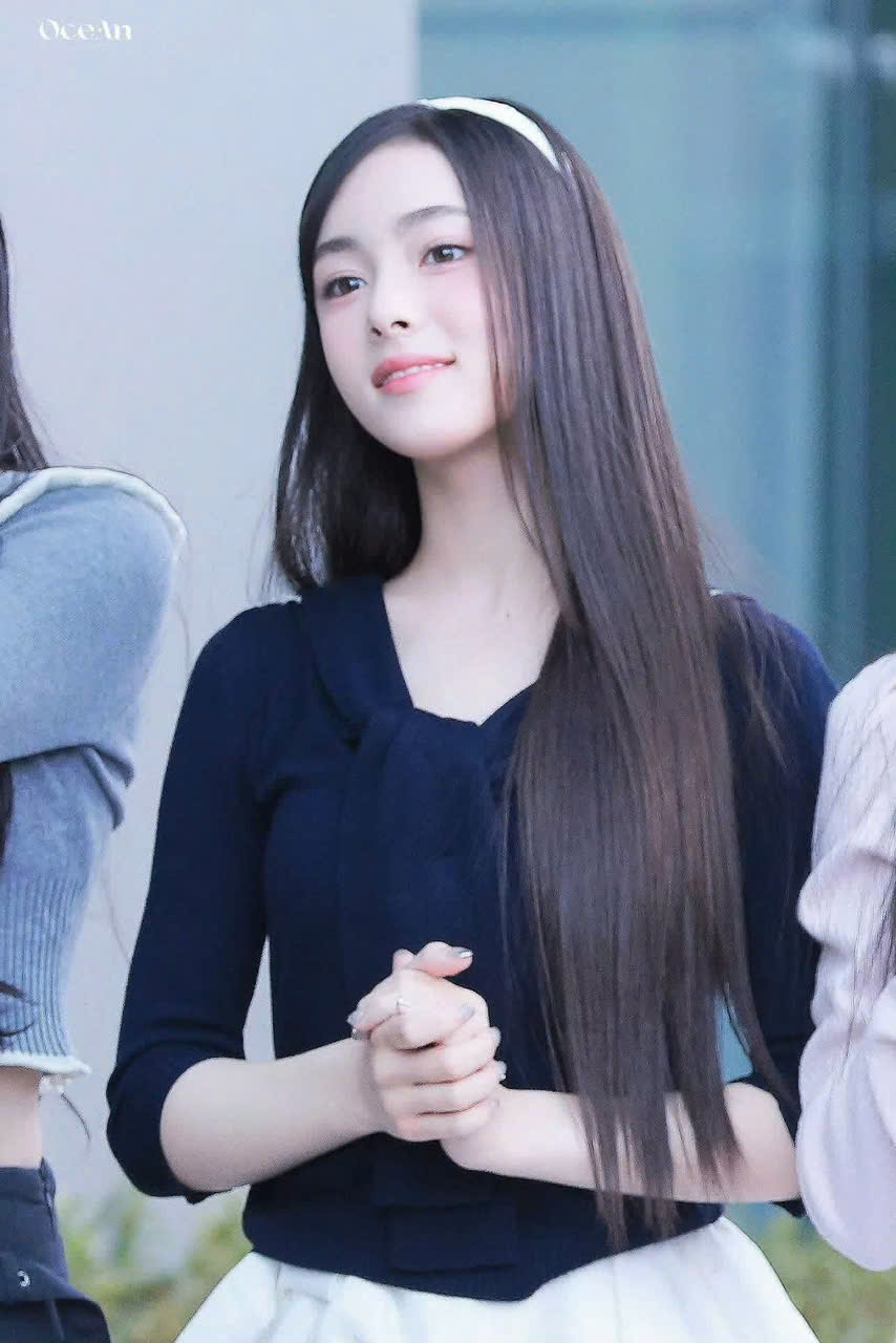 Mới 13 tuổi, nữ ca sĩ lai hai d&ograve;ng m&aacute;u đ&atilde; th&agrave;nh "c&uacute; sốc visual mới"   - Ảnh 8.