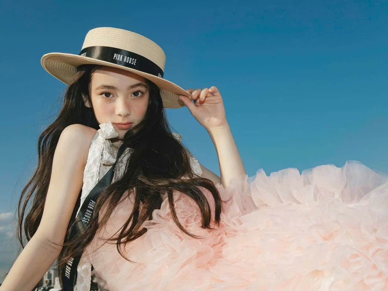 Mới 13 tuổi, nữ ca sĩ lai hai d&ograve;ng m&aacute;u đ&atilde; th&agrave;nh "c&uacute; sốc visual mới"   - Ảnh 6.
