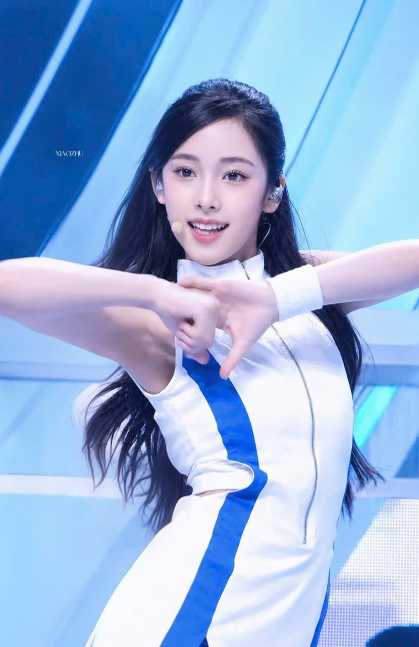 Mới 13 tuổi, nữ ca sĩ lai hai d&ograve;ng m&aacute;u đ&atilde; th&agrave;nh "c&uacute; sốc visual mới"   - Ảnh 1.