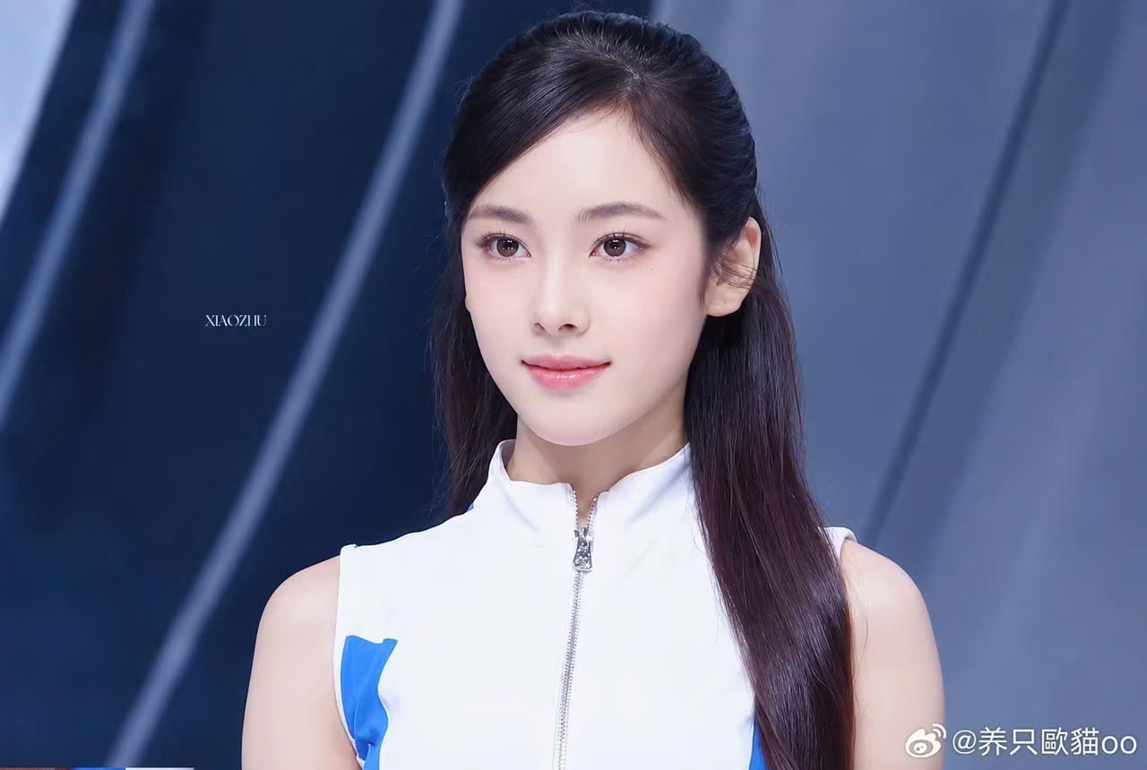 Mới 13 tuổi, nữ ca sĩ lai hai d&ograve;ng m&aacute;u đ&atilde; th&agrave;nh "c&uacute; sốc visual mới"   - Ảnh 13.