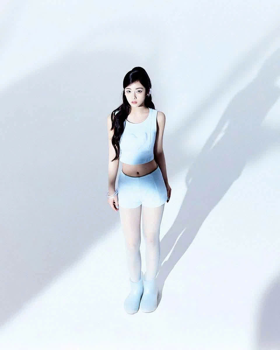 Mới 13 tuổi, nữ ca sĩ lai hai d&ograve;ng m&aacute;u đ&atilde; th&agrave;nh "c&uacute; sốc visual mới"   - Ảnh 2.