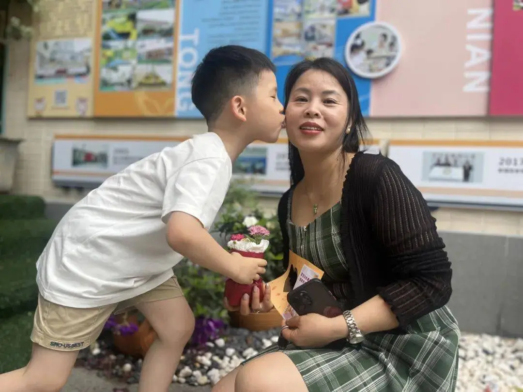 Trung Quốc: Mẹ đăng ảnh khoe con l&ecirc;n MXH, người y&ecirc;u cũ lần ra trường học rồi bắt c&oacute;c, tống tiền hơn 11 tỷ đồng- Ảnh 1.