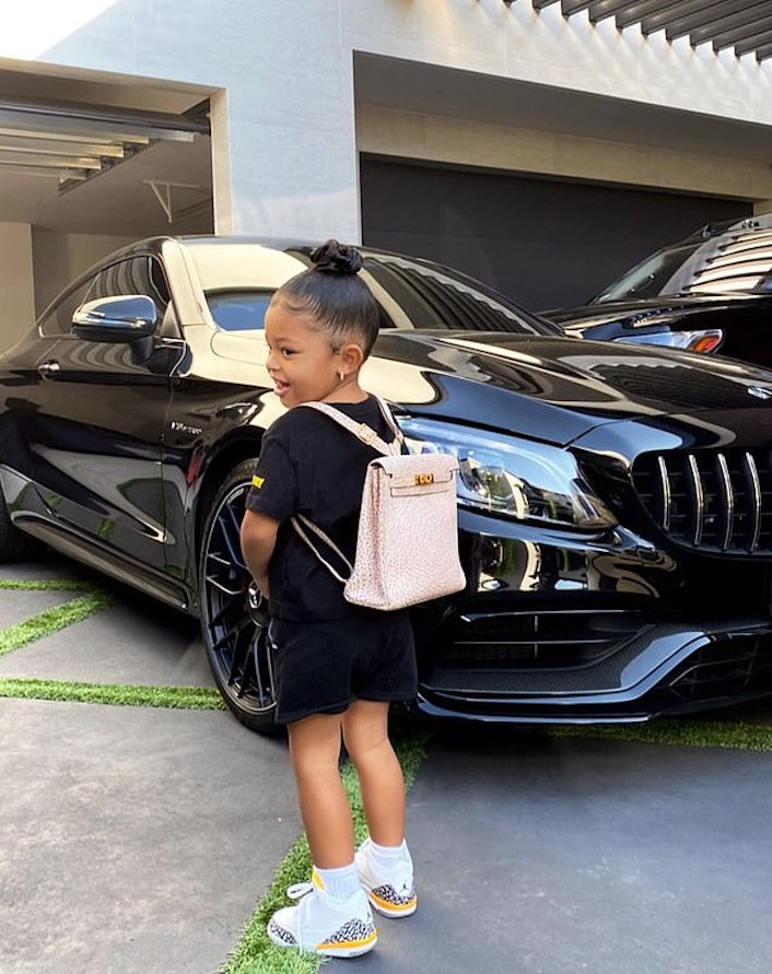  Khoảnh khắc 2 nh&oacute;c tỳ nh&agrave; Kylie Jenner vỗ tay kh&ocirc;ng ngớt, tự h&agrave;o ngắm mẹ tr&igrave;nh diễn Fantasy Bra gần 1,3 tỷ- Ảnh 8.