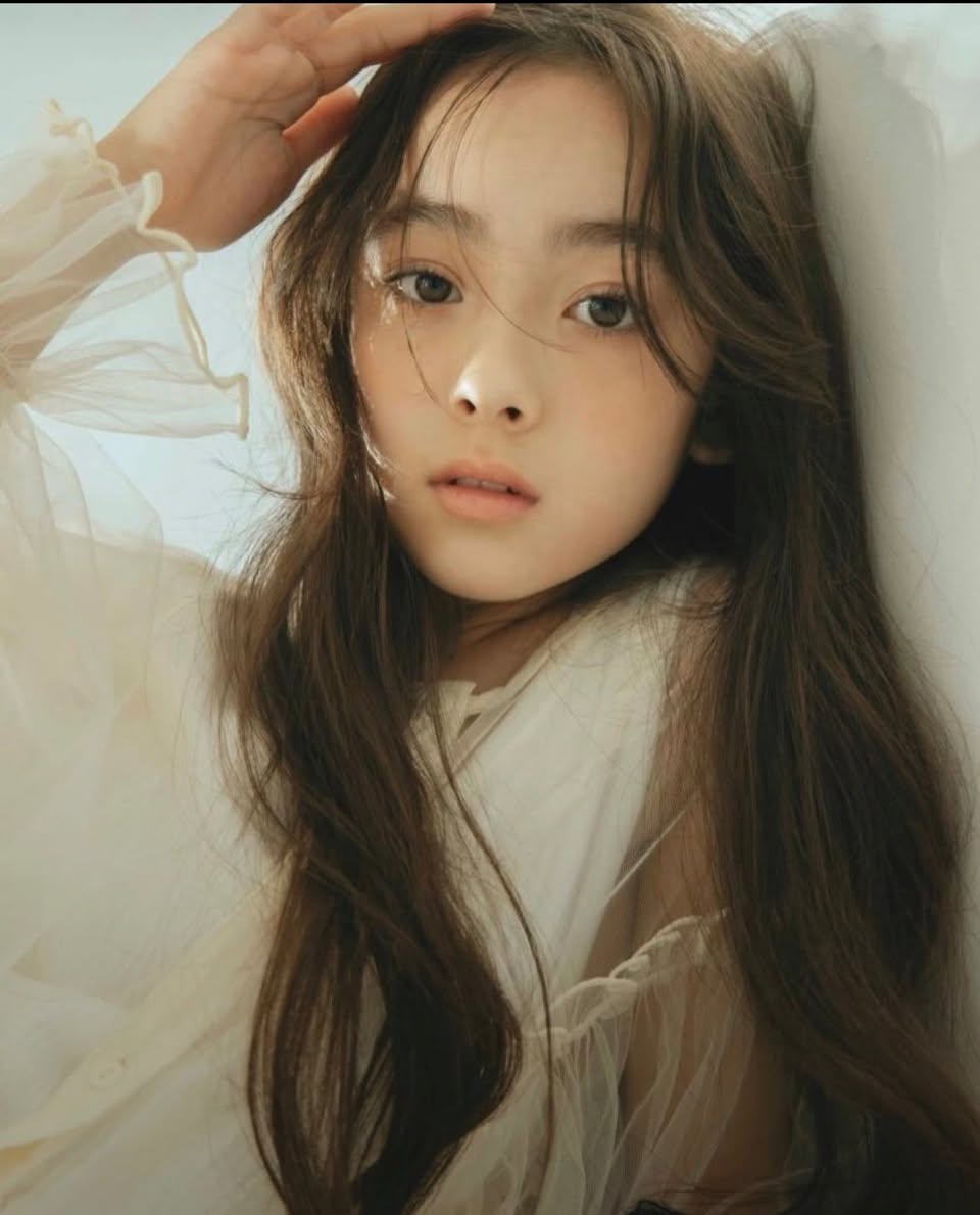 Mới 13 tuổi, nữ ca sĩ lai hai d&ograve;ng m&aacute;u đ&atilde; th&agrave;nh "c&uacute; sốc visual mới"   - Ảnh 5.