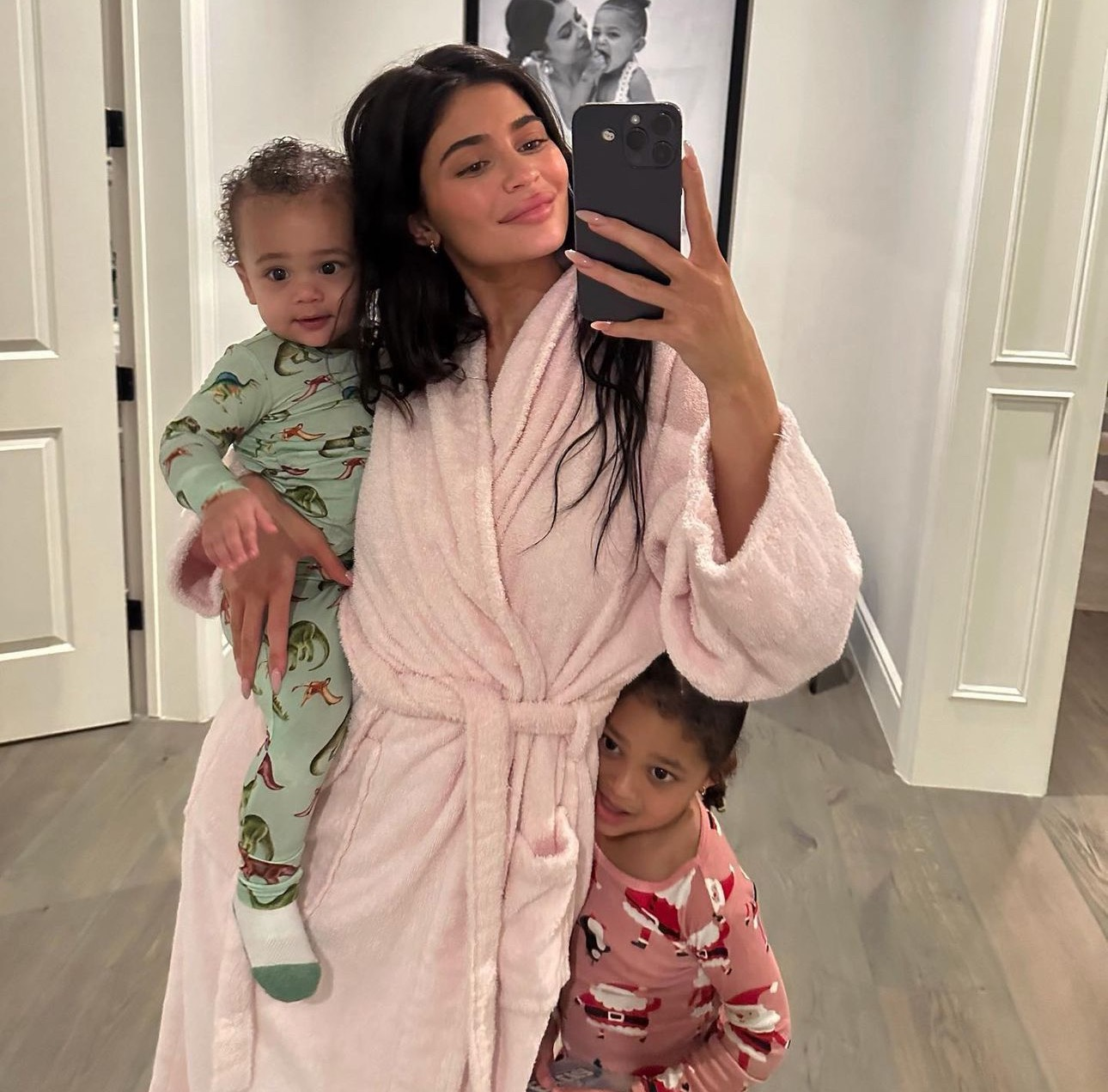  Khoảnh khắc 2 nh&oacute;c tỳ nh&agrave; Kylie Jenner vỗ tay kh&ocirc;ng ngớt, tự h&agrave;o ngắm mẹ tr&igrave;nh diễn Fantasy Bra gần 1,3 tỷ- Ảnh 6.