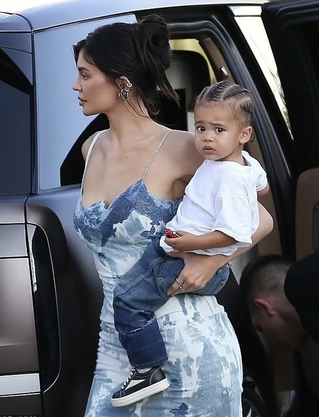 Khoảnh khắc 2 nh&oacute;c tỳ nh&agrave; Kylie Jenner vỗ tay kh&ocirc;ng ngớt, tự h&agrave;o ngắm mẹ tr&igrave;nh diễn Fantasy Bra gần 1,3 tỷ- Ảnh 9.
