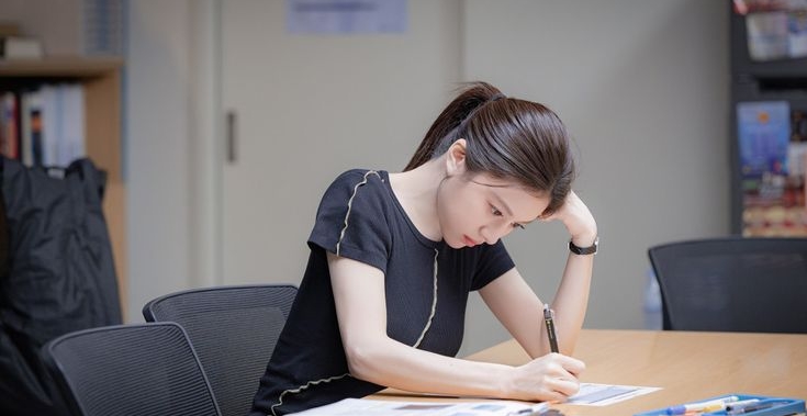 3 thứ sếp để tr&ecirc;n b&agrave;n chỉ c&oacute; nh&acirc;n vi&ecirc;n EQ thấp mới t&ograve; m&ograve; hỏi- Ảnh 2.