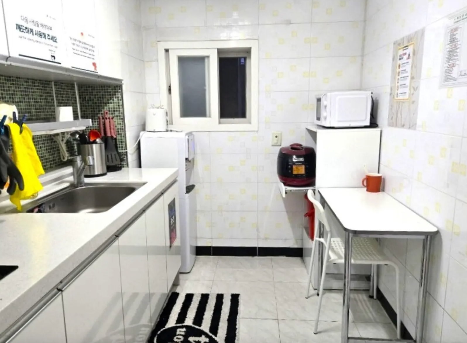 B&ecirc;n trong căn trọ rộng 6,5 m2 gi&aacute; 9,3 triệu/th&aacute;ng của một nữ sinh - Ảnh 4.