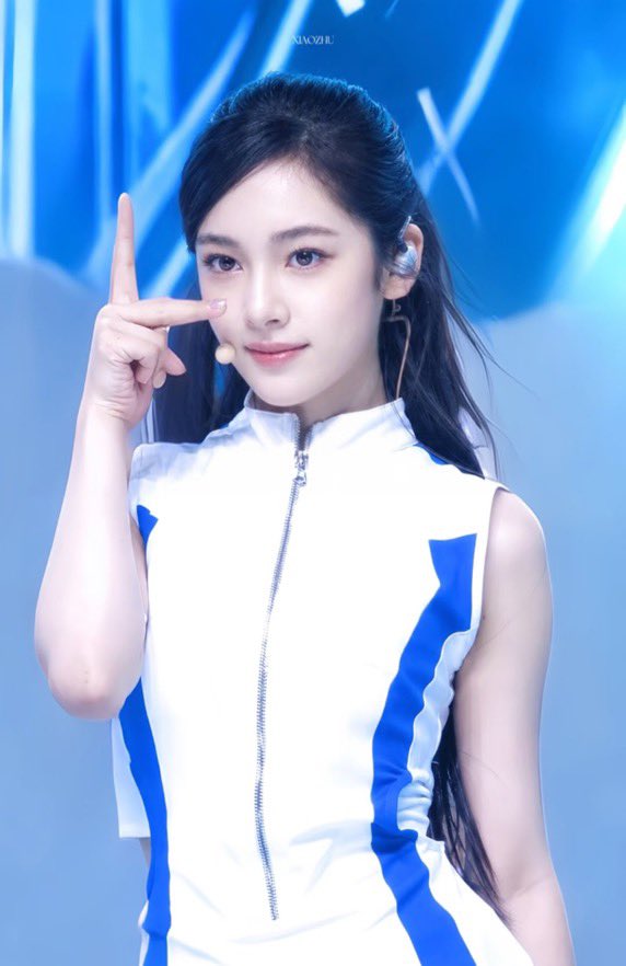 Mới 13 tuổi, nữ ca sĩ lai hai d&ograve;ng m&aacute;u đ&atilde; th&agrave;nh "c&uacute; sốc visual mới"   - Ảnh 12.
