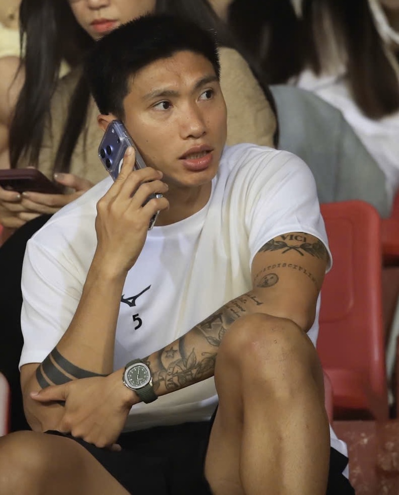 Văn Hậu bị cấm thi đấu, ngậm ngùi ngồi khán đài cùng Doãn Hải My- Ảnh 4.