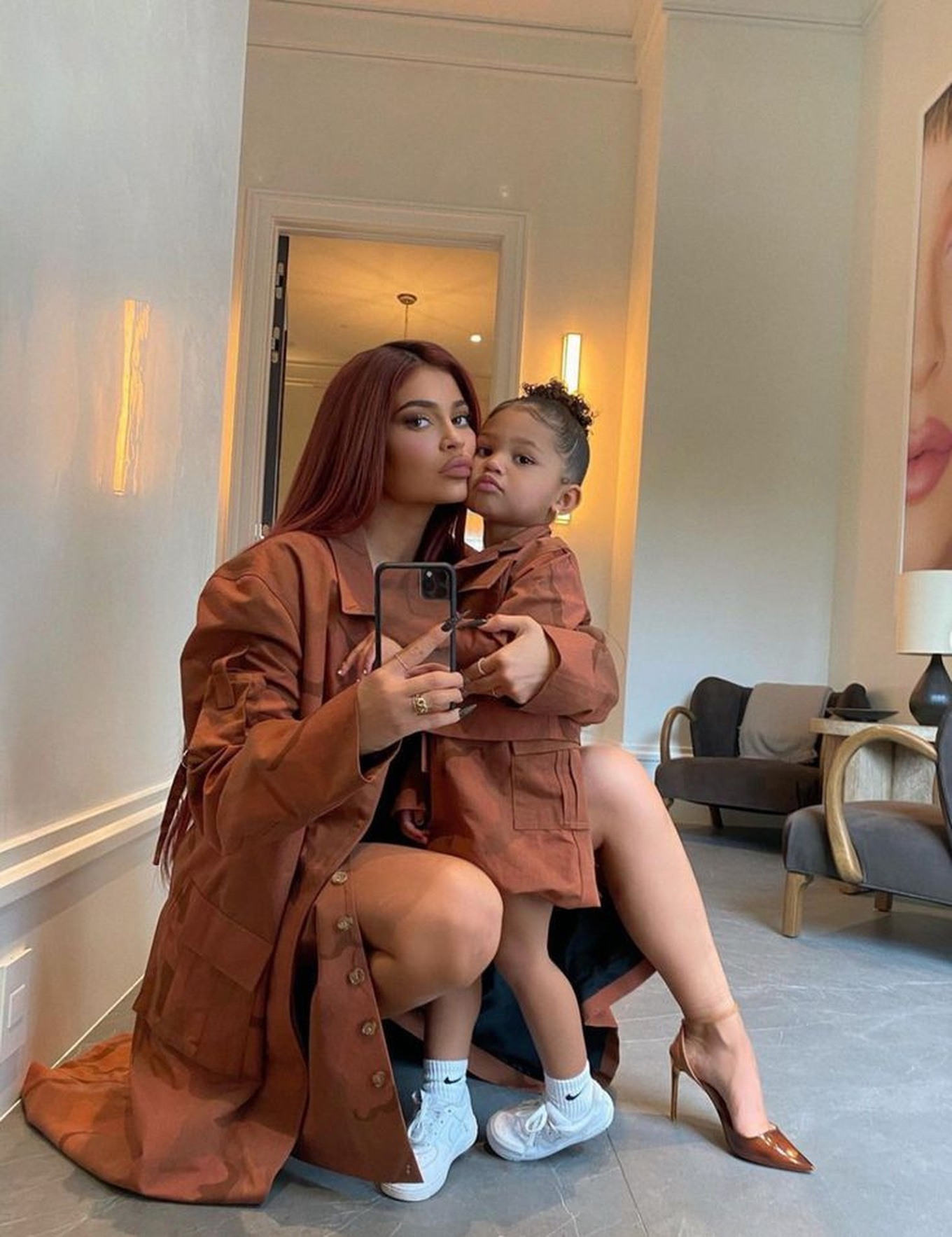  Khoảnh khắc 2 nh&oacute;c tỳ nh&agrave; Kylie Jenner vỗ tay kh&ocirc;ng ngớt, tự h&agrave;o ngắm mẹ tr&igrave;nh diễn Fantasy Bra gần 1,3 tỷ- Ảnh 7.