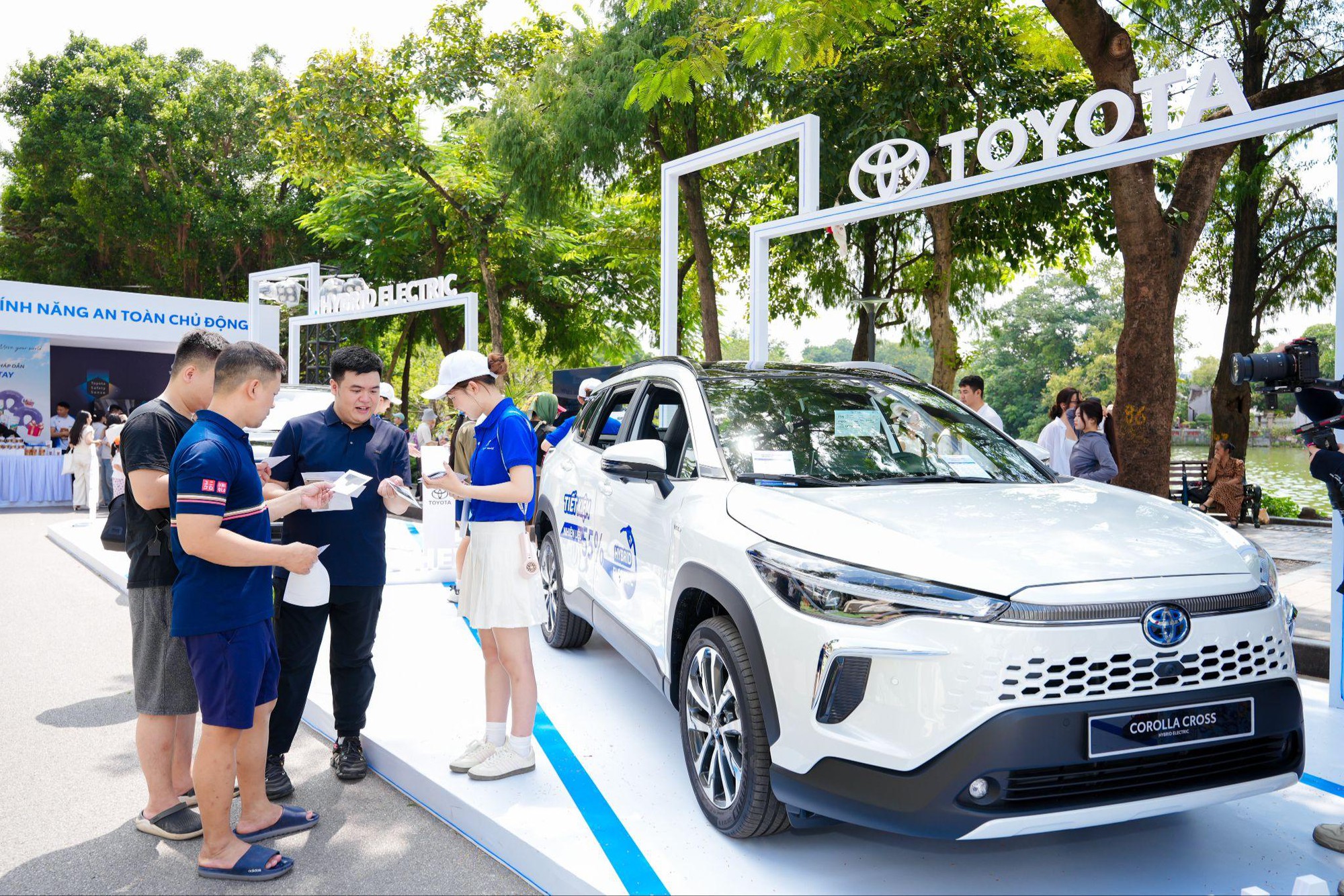 &rlm;Từ Hồ Gươm đến phố đi bộ Nguyễn Huệ: Toyota lan tỏa c&ocirc;ng nghệ Hybrid Electric đến c&ocirc;ng ch&uacute;ng&rlm; - Ảnh 1.
