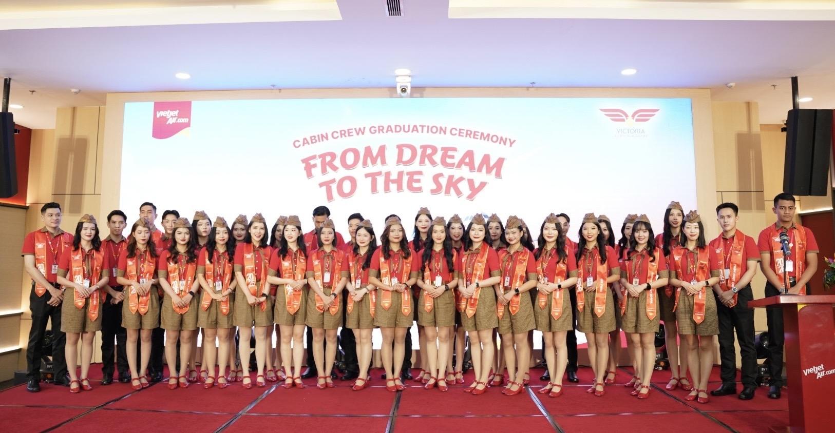 Rạng rỡ lễ tốt nghiệp tiếp vi&ecirc;n h&agrave;ng kh&ocirc;ng tại Học viện H&agrave;ng kh&ocirc;ng Victoria - Ảnh 1.
