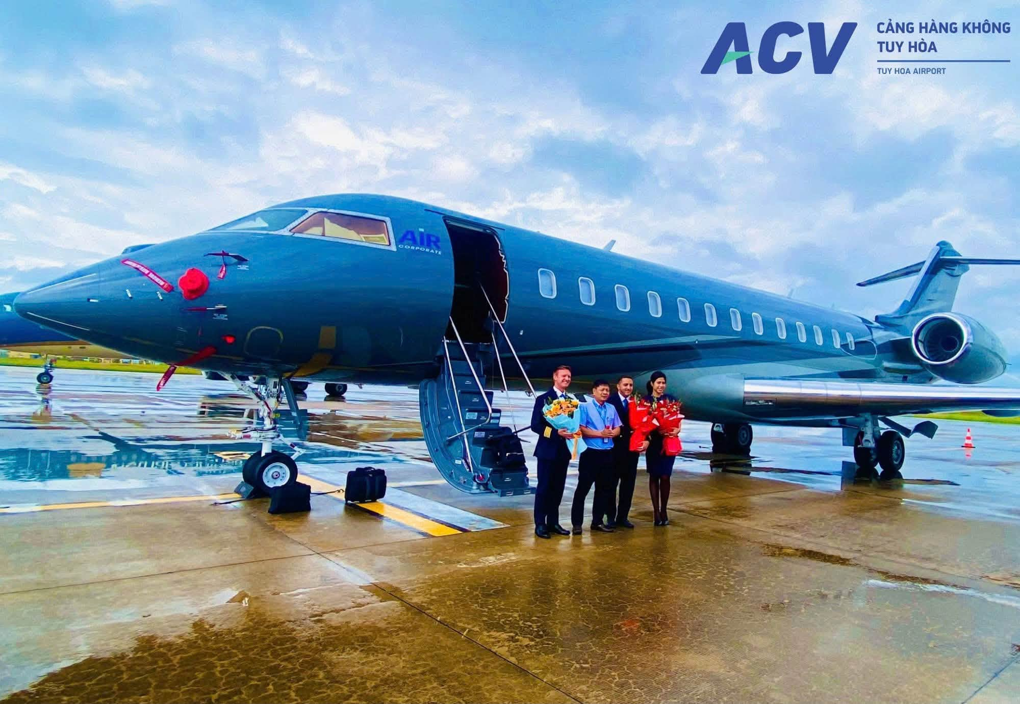 Đ&uacute;ng 3 ng&agrave;y trước, xuất hiện một m&aacute;y bay phản lực thương gia đặc biệt, d&agrave;i hơn 30 m, sải c&aacute;nh 28,7 m cất c&aacute;nh từ s&acirc;n bay Tuy H&ograve;a - Ảnh 1.