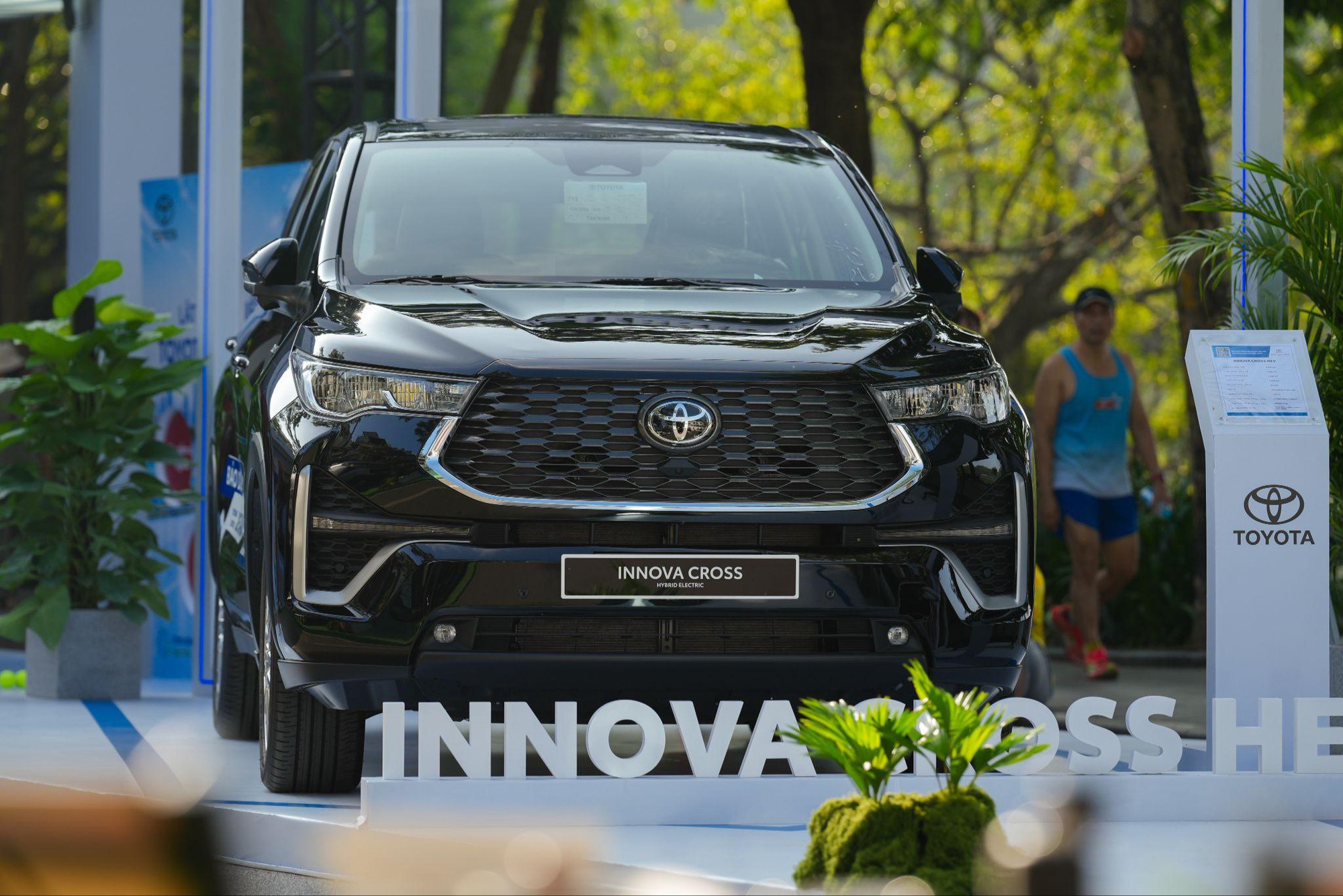 &rlm;Từ Hồ Gươm đến phố đi bộ Nguyễn Huệ: Toyota lan tỏa c&ocirc;ng nghệ Hybrid Electric đến c&ocirc;ng ch&uacute;ng&rlm; - Ảnh 3.