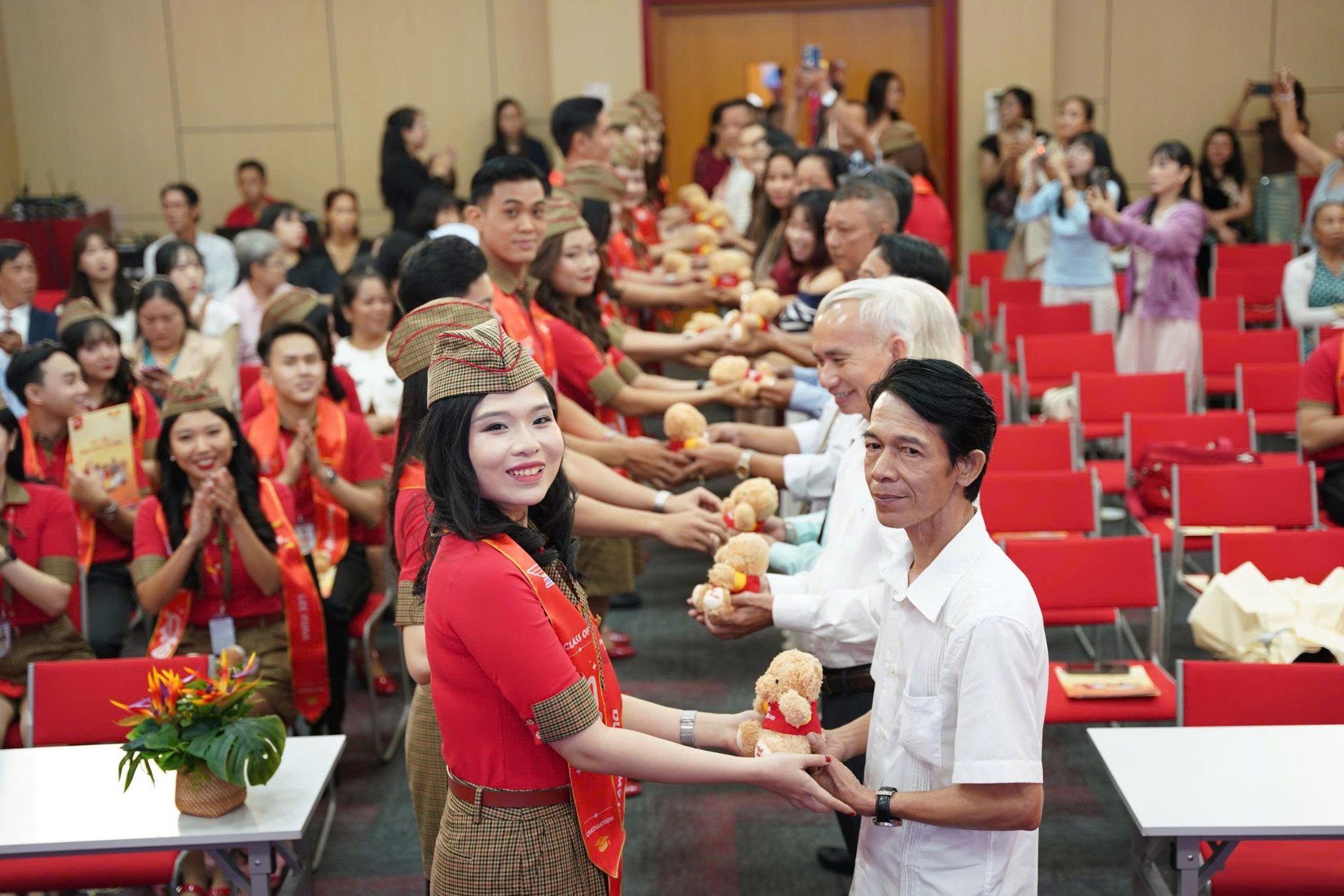Rạng rỡ lễ tốt nghiệp tiếp vi&ecirc;n h&agrave;ng kh&ocirc;ng tại Học viện H&agrave;ng kh&ocirc;ng Victoria - Ảnh 5.