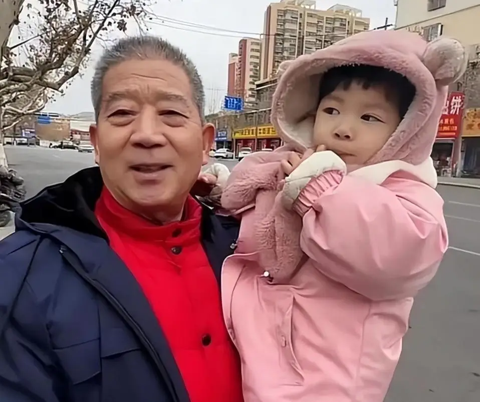 Sinh con ở tuổi 67, người mẹ nay nằm viện, con g&aacute;i nhỏ mới 7 tuổi cũng phải sớm th&iacute;ch nghi với nhiều thiệt th&ograve;i- Ảnh 3.