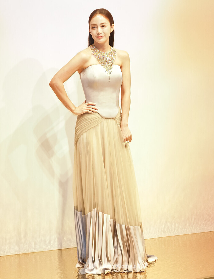 Kim Tae Hee đứng trước b&atilde;o b&igrave;nh luận độc hại chưa từng thấy: Ăn mặc tệ, mỡ thừa "tr&agrave;n viền"?- Ảnh 2.