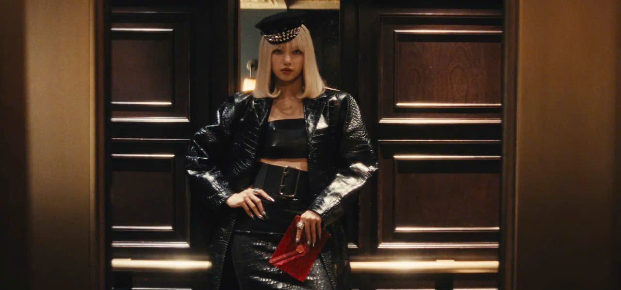 Lisa (BLACKPINK) l&agrave;m điệp vi&ecirc;n, đ&aacute;nh đấm &ldquo;n&eacute;t căng&rdquo; trong kh&aacute;ch sạn- Ảnh 8.