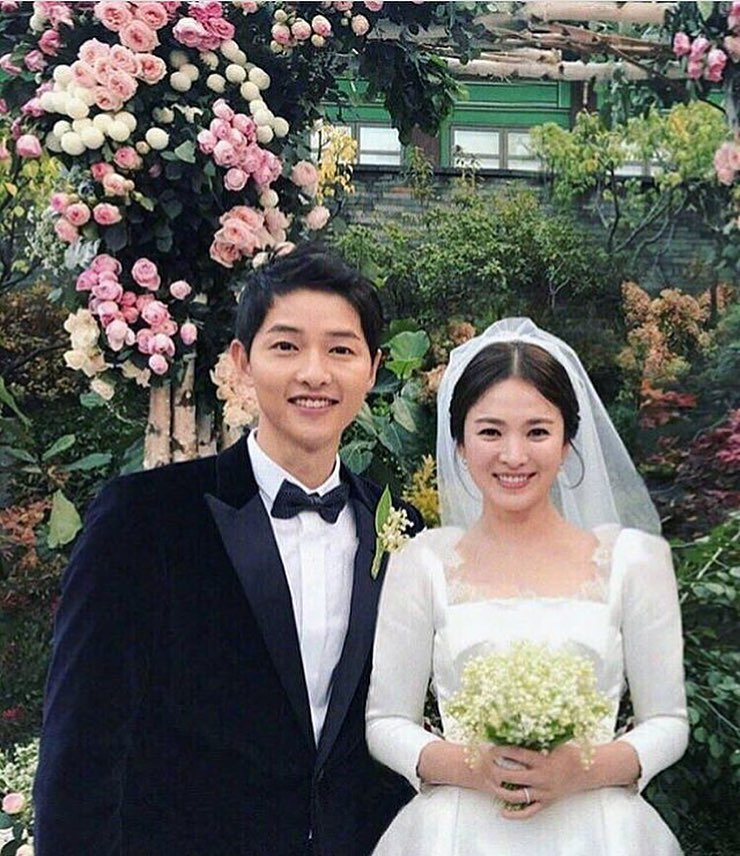Song Joong Ki mặt nhăn m&agrave;y nh&oacute;, Song Hye Kyo thảnh thơi đến lạ!- Ảnh 5.